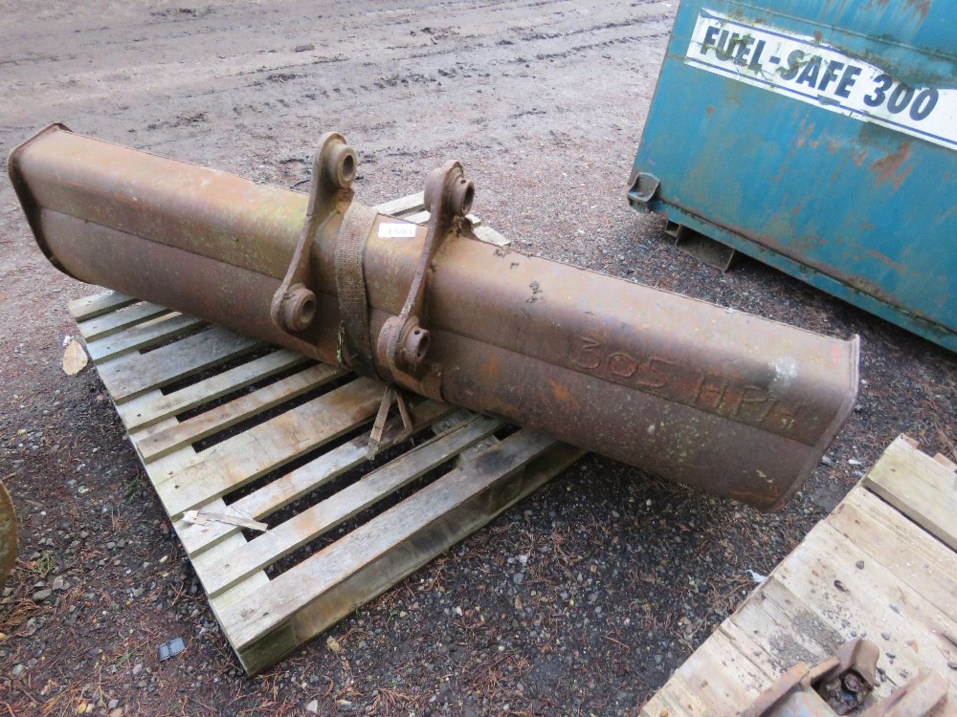 CAT 5FT WIDTH GRADING BUCKET ON 40MM PINS. THIS LOT IS SOLD UNDER THE AUCTIONEERS MARGIN SCHEME, - Image 3 of 3