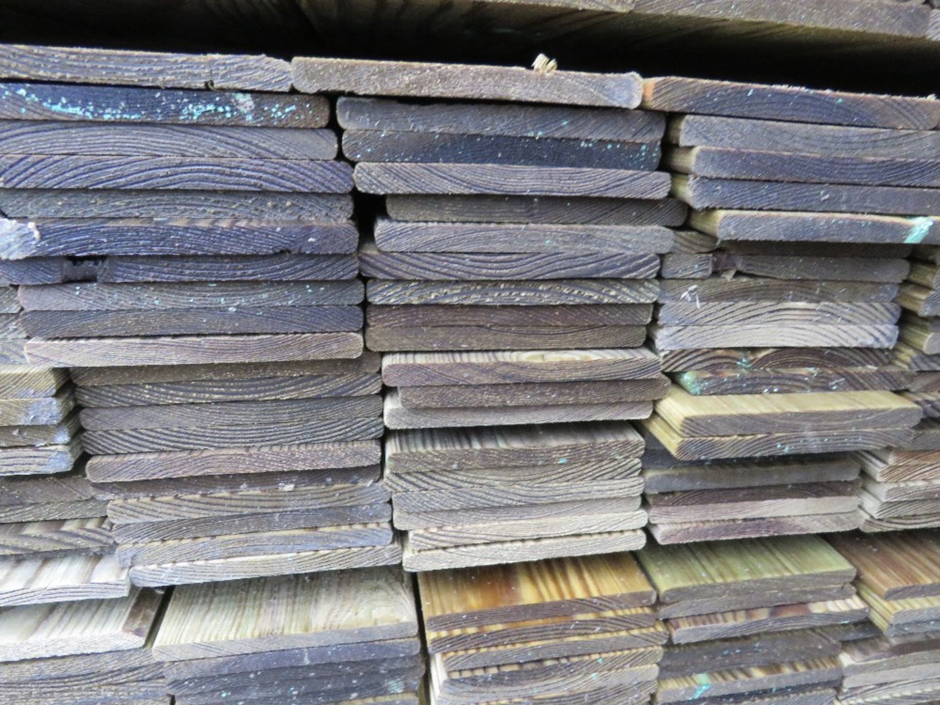2 X LARGE PACKS OF TREATED HIT AND MISS FENCE TIMBER CLADDING BOARDS: 1.74M LENGTH X 100MM WIDTH AP - Image 7 of 8