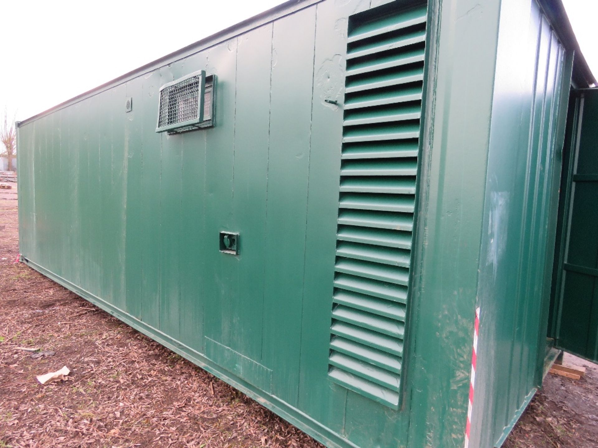 SECURE WELFARE CABIN, 32FT LENGTH X 10FT WIDTH APPROX WITH GENERATOR. ACCOMODATION COMPRISES OFFICE, - Image 15 of 16