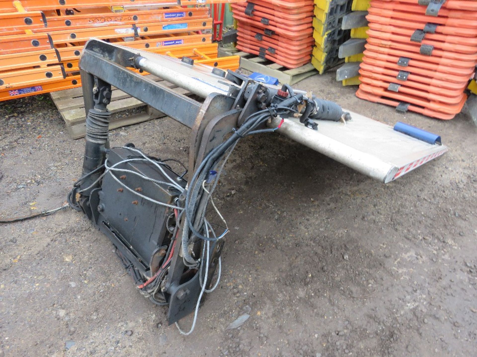 ANTEO 500KG RATED REAR VEHICLE LIFT, 5FT WIDTH APPROX. THIS LOT IS SOLD UNDER THE AUCTIONEERS MAR - Image 2 of 6