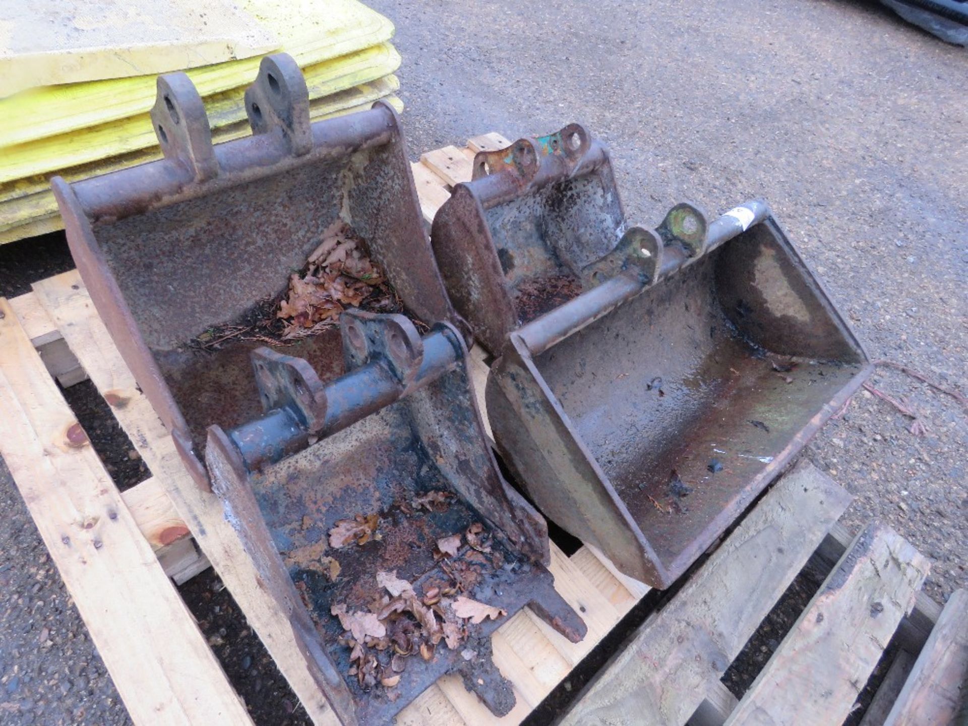 4 X ASSORTED MINI EXCAVATOR BUCKETS. THIS LOT IS SOLD UNDER THE AUCTIONEERS MARGIN SCHEME, THEREF - Image 3 of 3