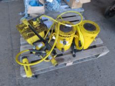 PALLET OF ENERPAC HYDRAULIC JACKING EQUIPMENT: 4 X SMALL R SERIES RAMS PLUS 2 X 200 TONNE RATED J