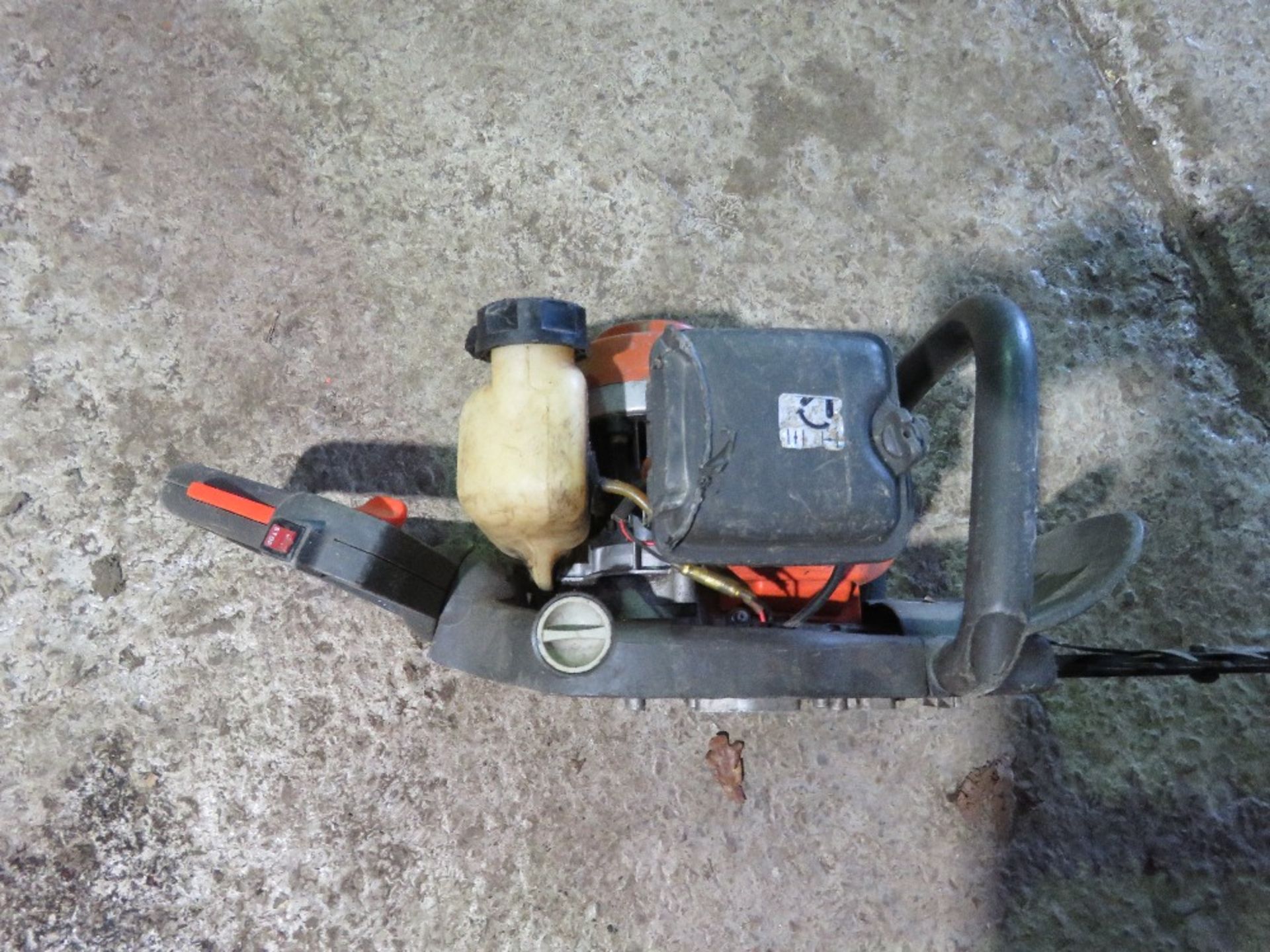 HUSQVARNA PETROL HEDGE CUTTER. THIS LOT IS SOLD UNDER THE AUCTIONEERS MARGIN SCHEME, THEREFORE NO - Image 4 of 5