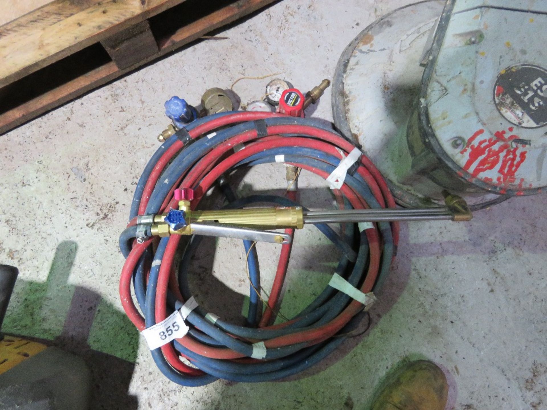 GAS CUTTING HOSES, GUN AND GUAGES. THIS LOT IS SOLD UNDER THE AUCTIONEERS MARGIN SCHEME, THEREFOR - Image 4 of 4