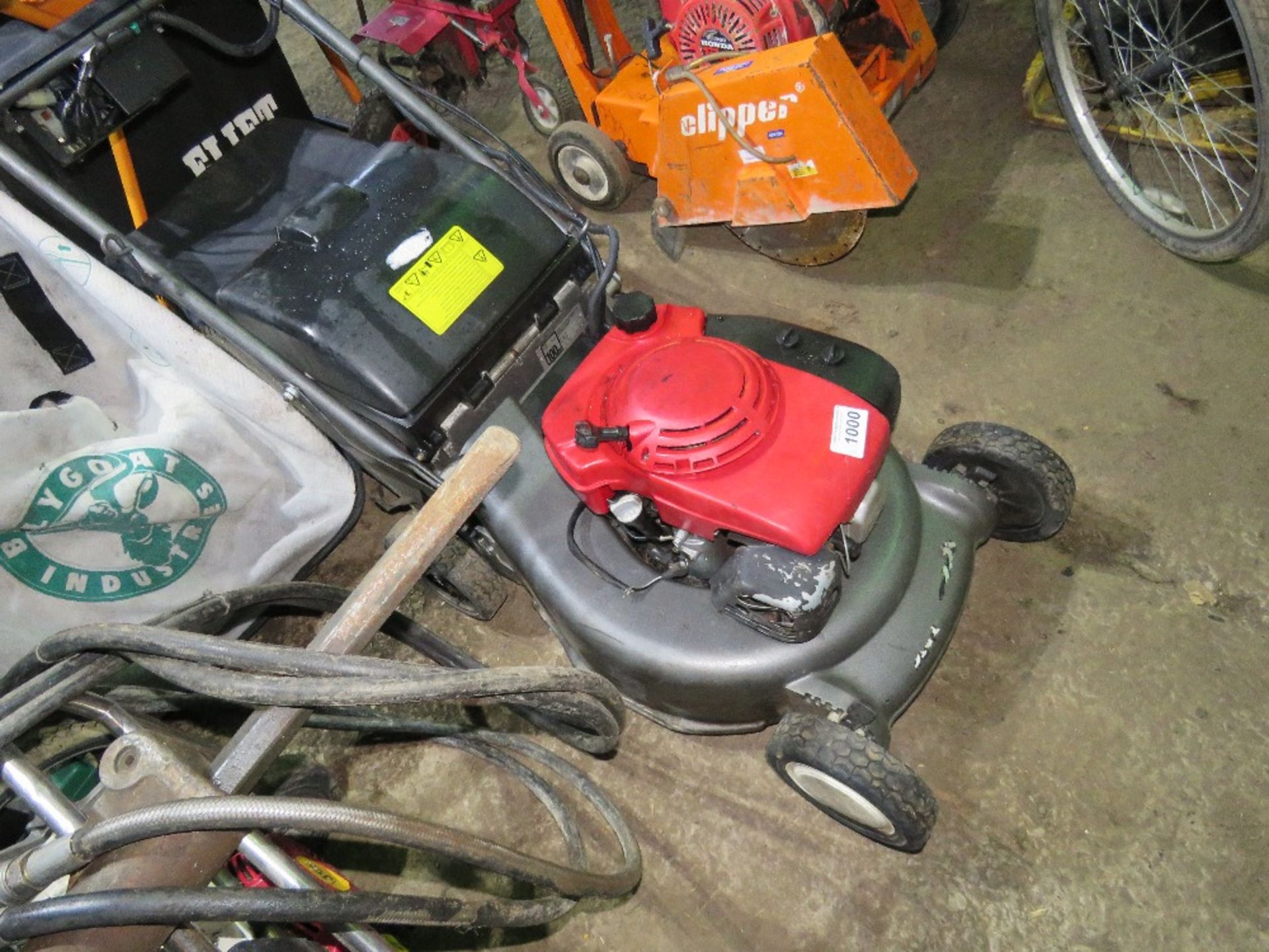 HONDA HEAVY DUTY PETROL ENGINED MOWER. THIS LOT IS SOLD UNDER THE AUCTIONEERS MARGIN SCHEME, THER - Image 2 of 4