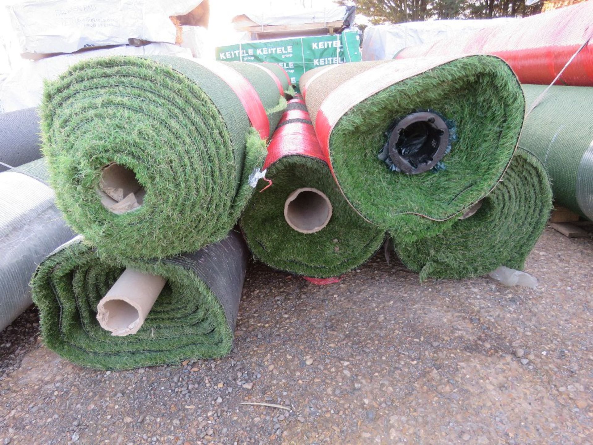 PALLET CONTAINING 5 X ROLLS OF QUALITY FAKE GRASS / ASTRO TURF, 4M WIDTH ROLLS. THIS LOT IS SOLD - Image 2 of 3