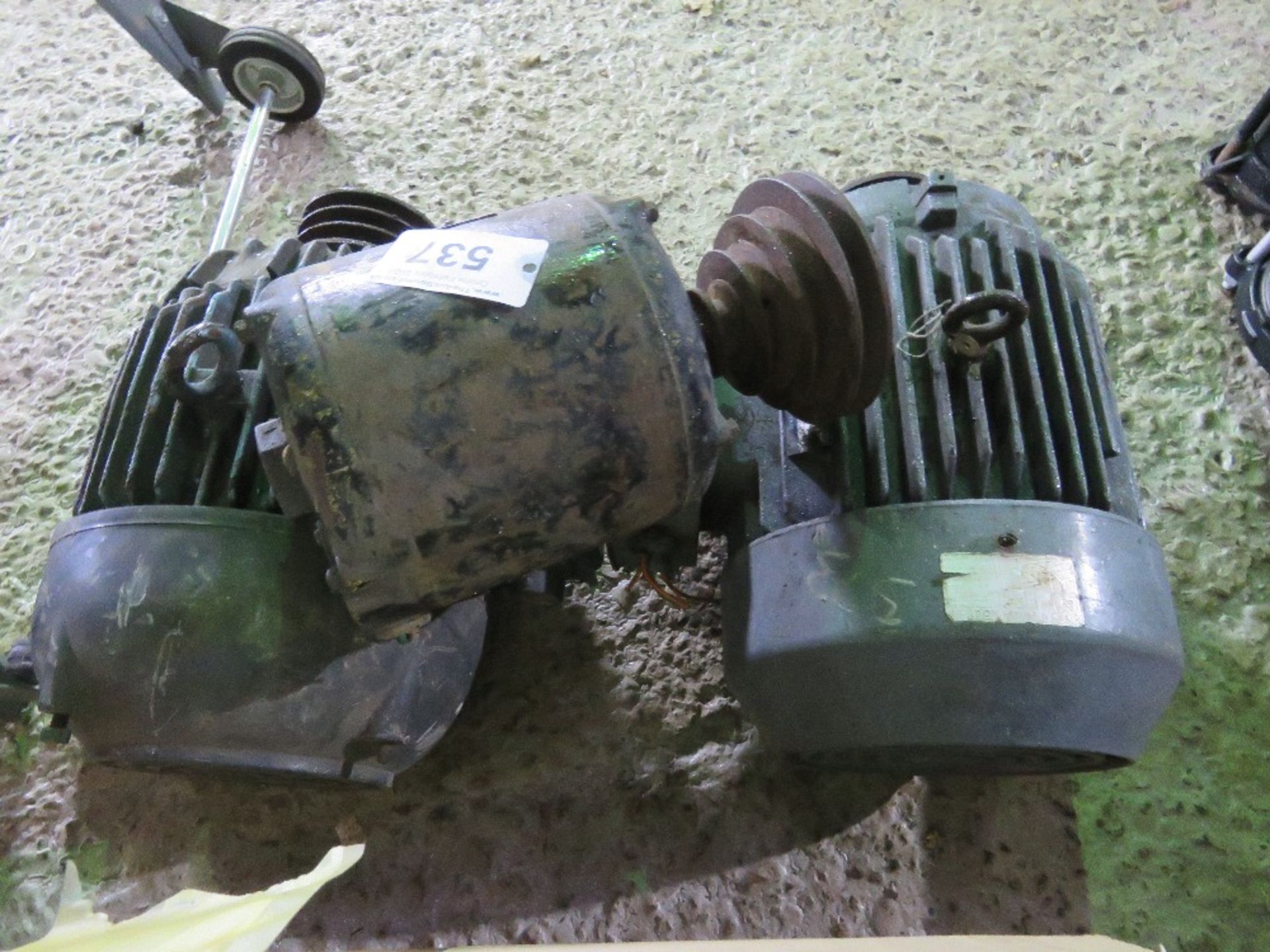 3 X ASSORTED ELECTRIC MOTORS. THIS LOT IS SOLD UNDER THE AUCTIONEERS MARGIN SCHEME, THEREFORE NO - Image 2 of 2