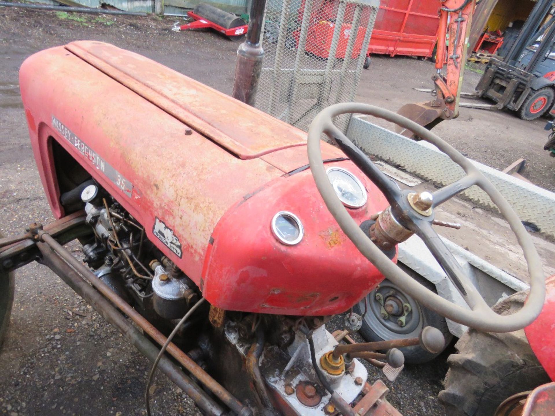 MASSEY FERGUSON 35 4 CYLINDER TRACTOR. BRIEF TESTING BY PUSHING SAW THE ENGINE TURN OVER AND TRY TO - Image 4 of 7