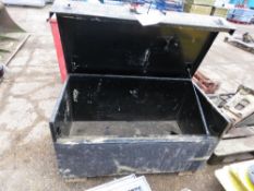 BLACK TOOL BOX WITH A KEY. THIS LOT IS SOLD UNDER THE AUCTIONEERS MARGIN SCHEME, THEREFORE NO VA