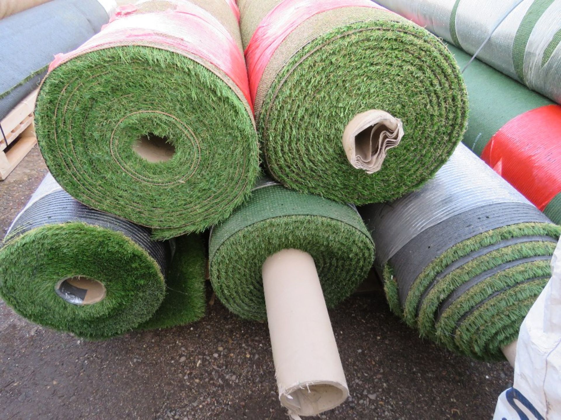 PALLET CONTAINING 5 X ROLLS OF QUALITY GRADE ASTRO TURF ARTIFICIAL GRASS, 4 METRE WIDE ROLLS. THI - Image 3 of 3