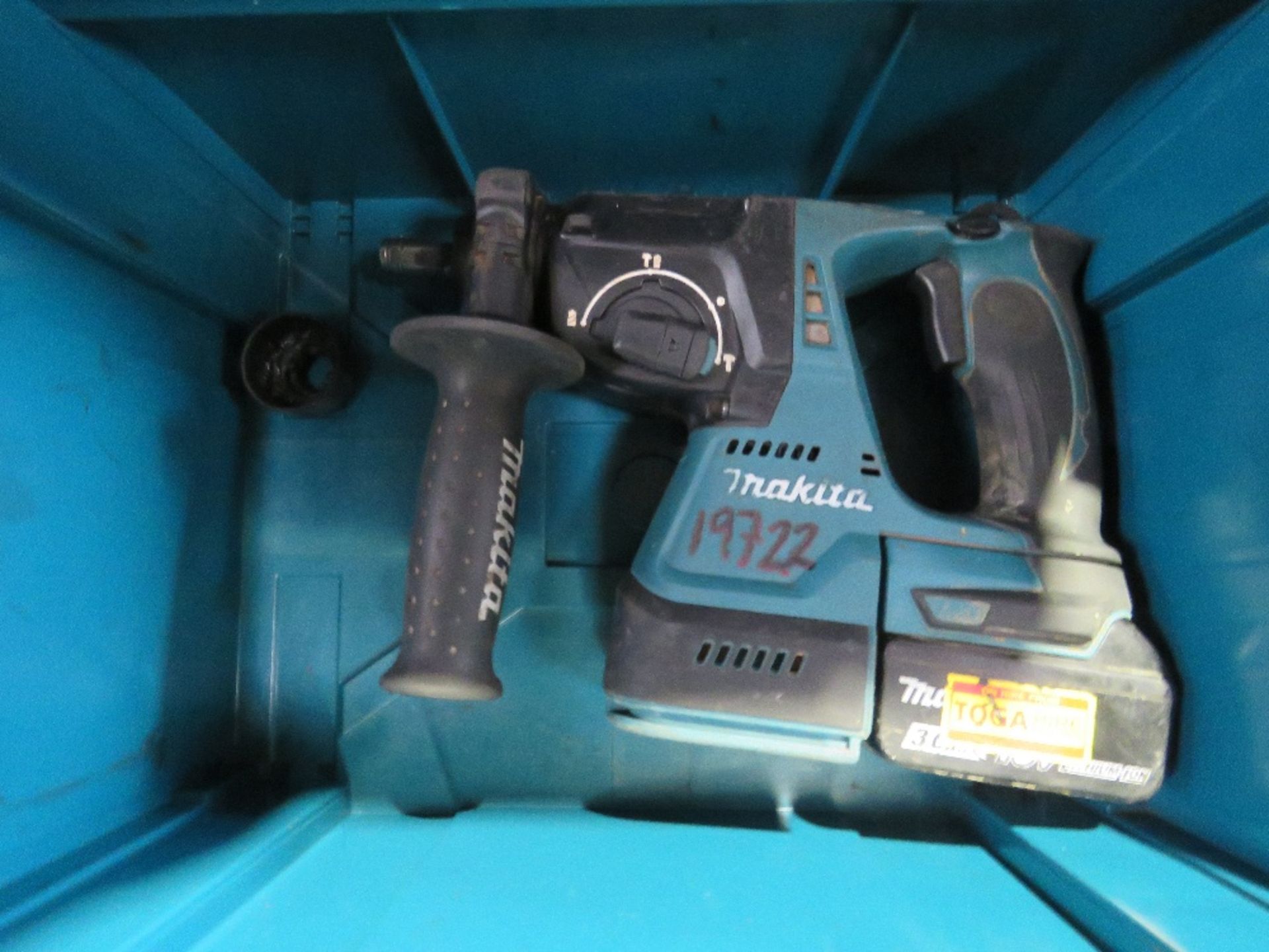 3 X MAKITA BATTERY POWER TOOLS, INCOMPLETE: GRINDER, RECIP SAW, DRILL. - Image 2 of 4