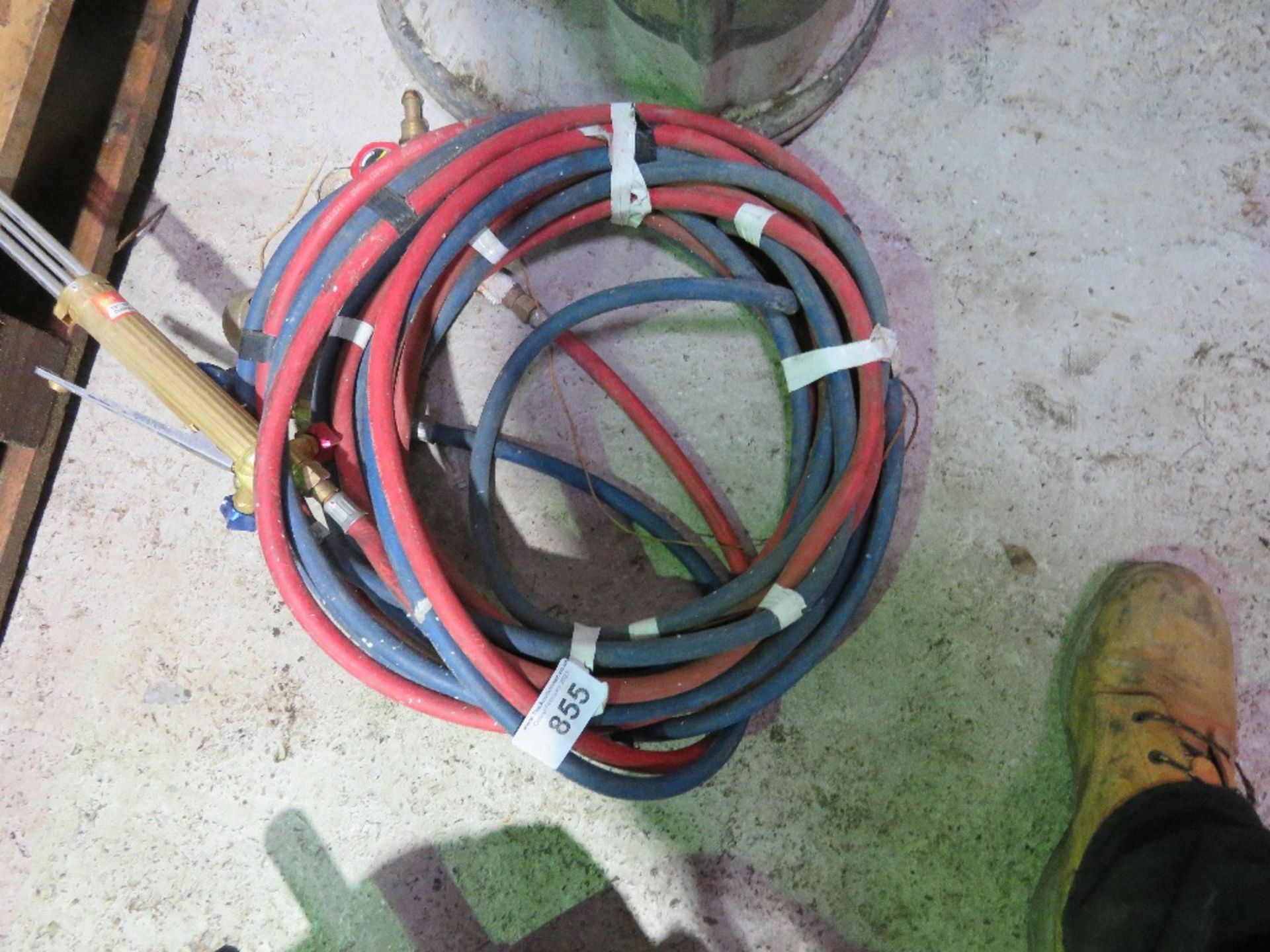 GAS CUTTING HOSES, GUN AND GUAGES. THIS LOT IS SOLD UNDER THE AUCTIONEERS MARGIN SCHEME, THEREFOR