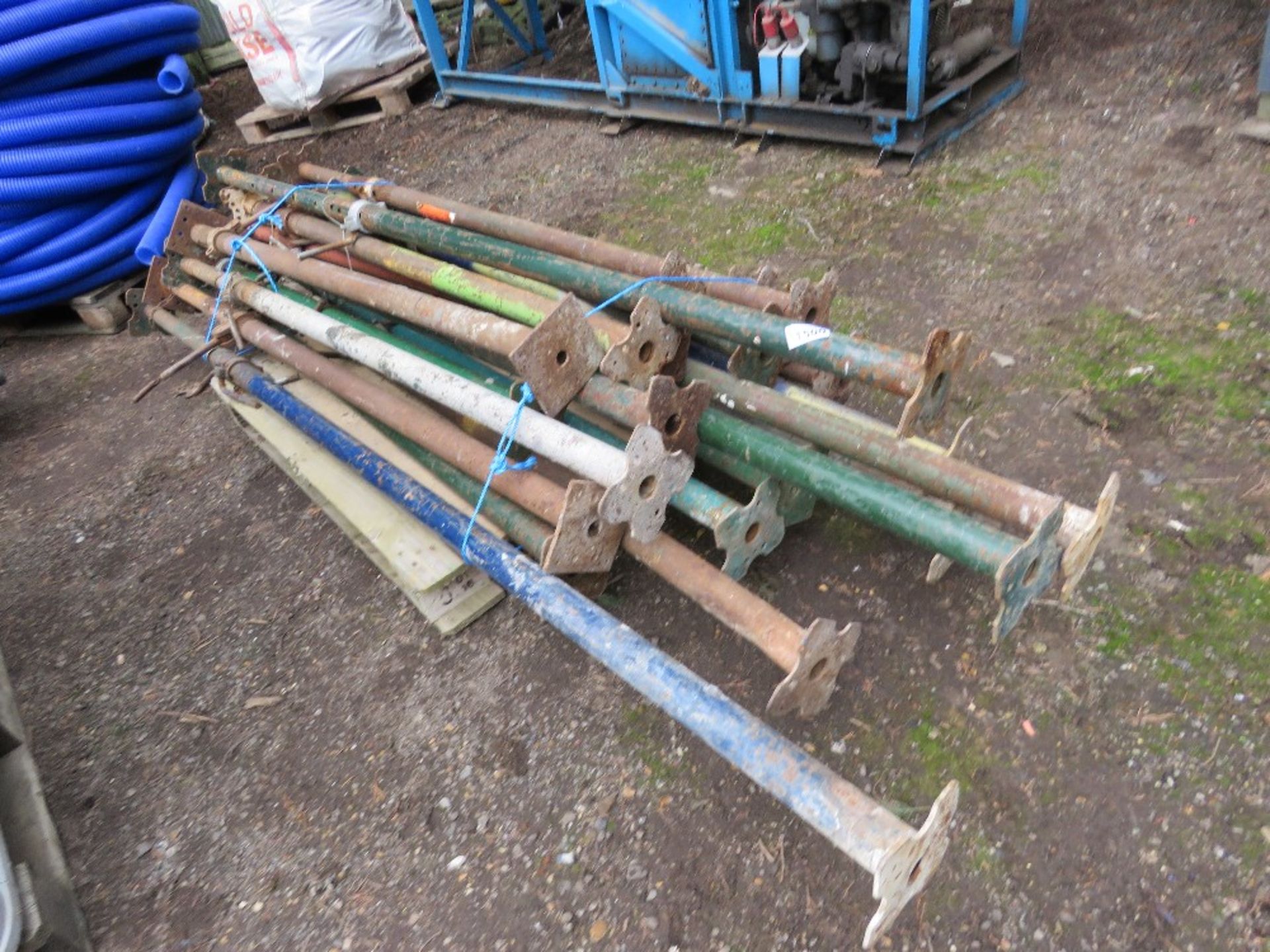PALLET CONTAINING APPROXIMATELY 23NO ACROW TYPE SUPPORT PROPS. DIRECT FROM COMPANY LIQUIDATION. - Image 2 of 6