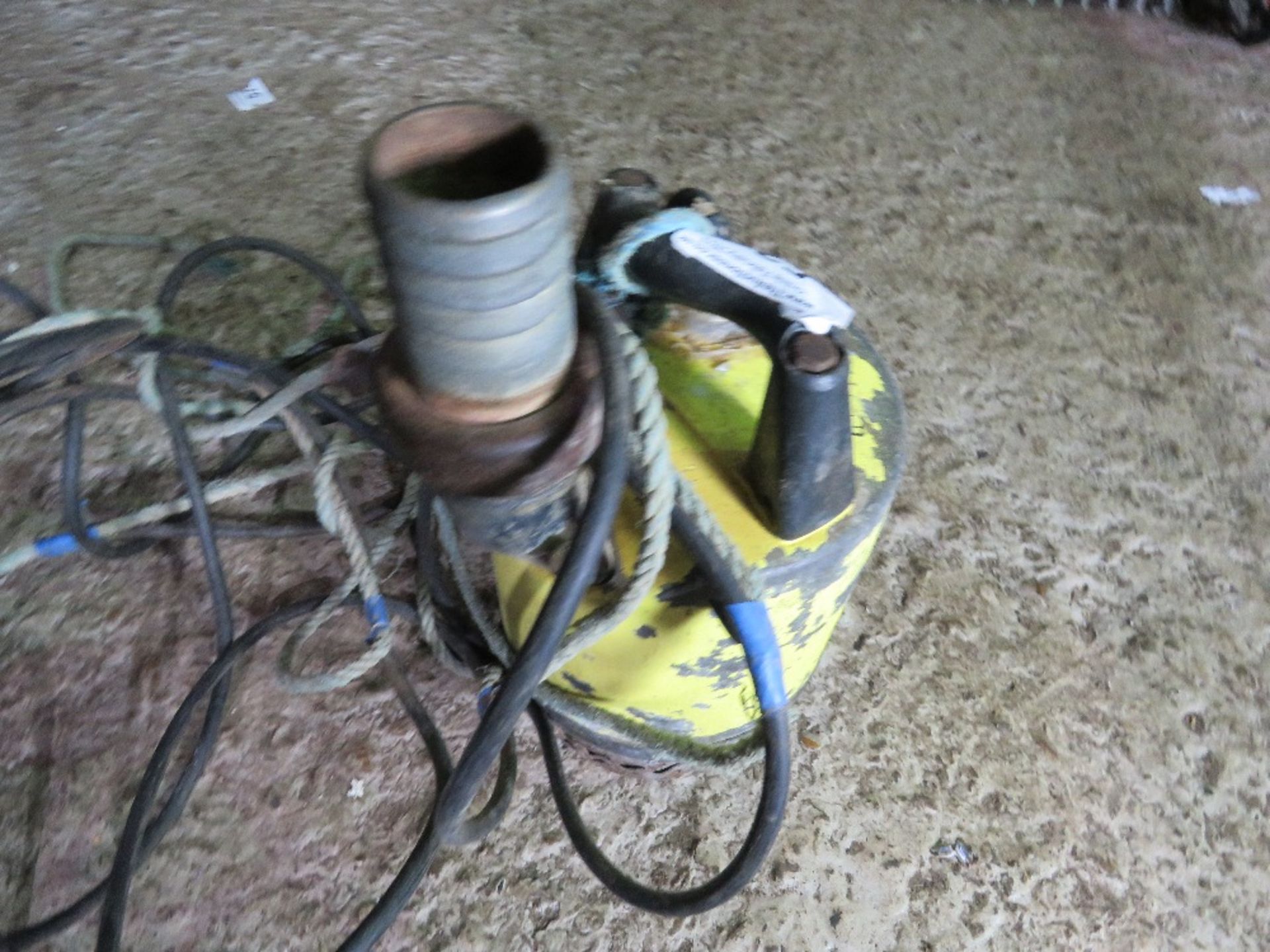 SUBMERSIBLE WATER PUMP, 110VOLT. - Image 2 of 3