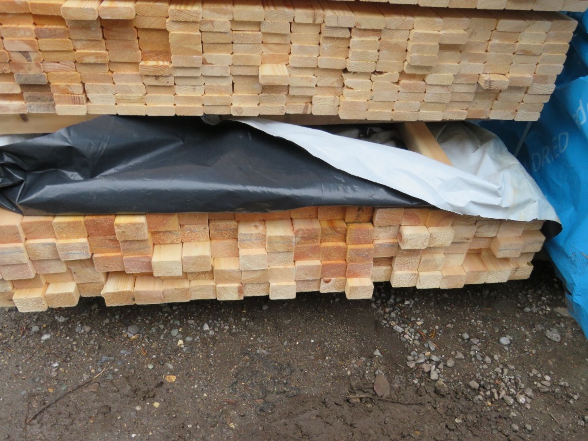 STACK OF 4 SMALL BUNDLES OF ASSORTED FENCING TIMBERS, 1.8M LENGTH APPROX. - Image 3 of 6