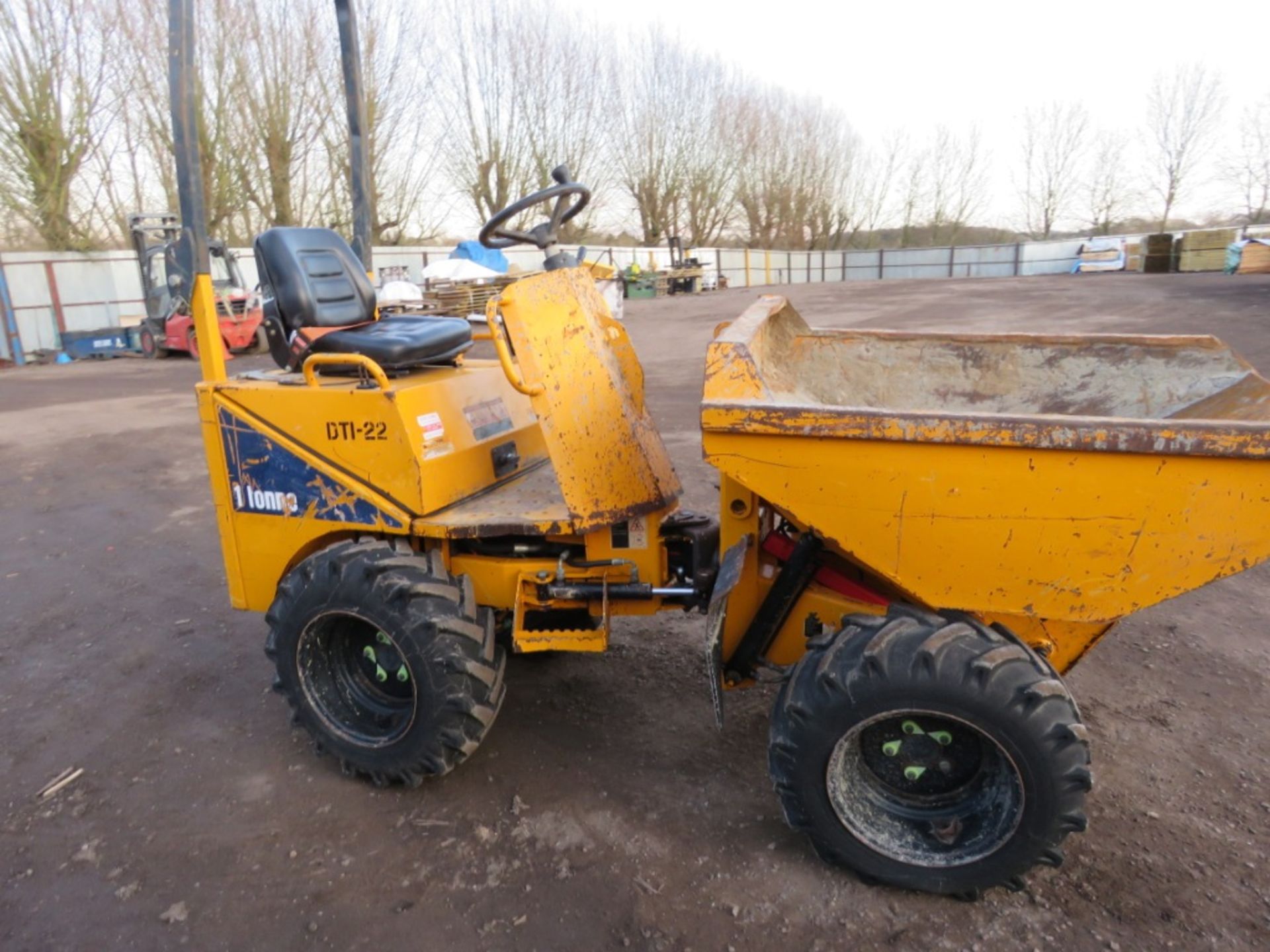 THWAITES ONE TONNE HIGH LIFT SKIP LOADING DUMPER, YEAR 2012, 1733 REC HOURS. - Image 4 of 11