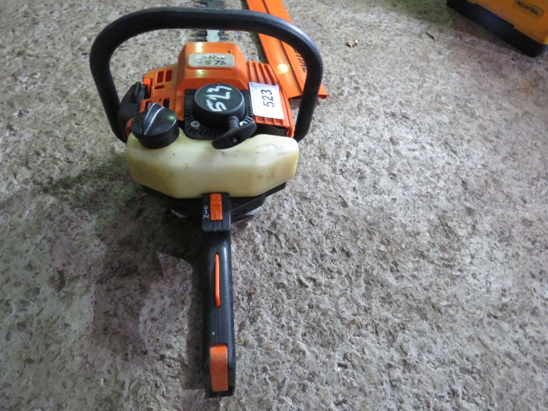 STIHL HS75 PETROL ENGINED HEDGE CUTTER. THIS LOT IS SOLD UNDER THE AUCTIONEERS MARGIN SCHEME, THE - Image 5 of 5