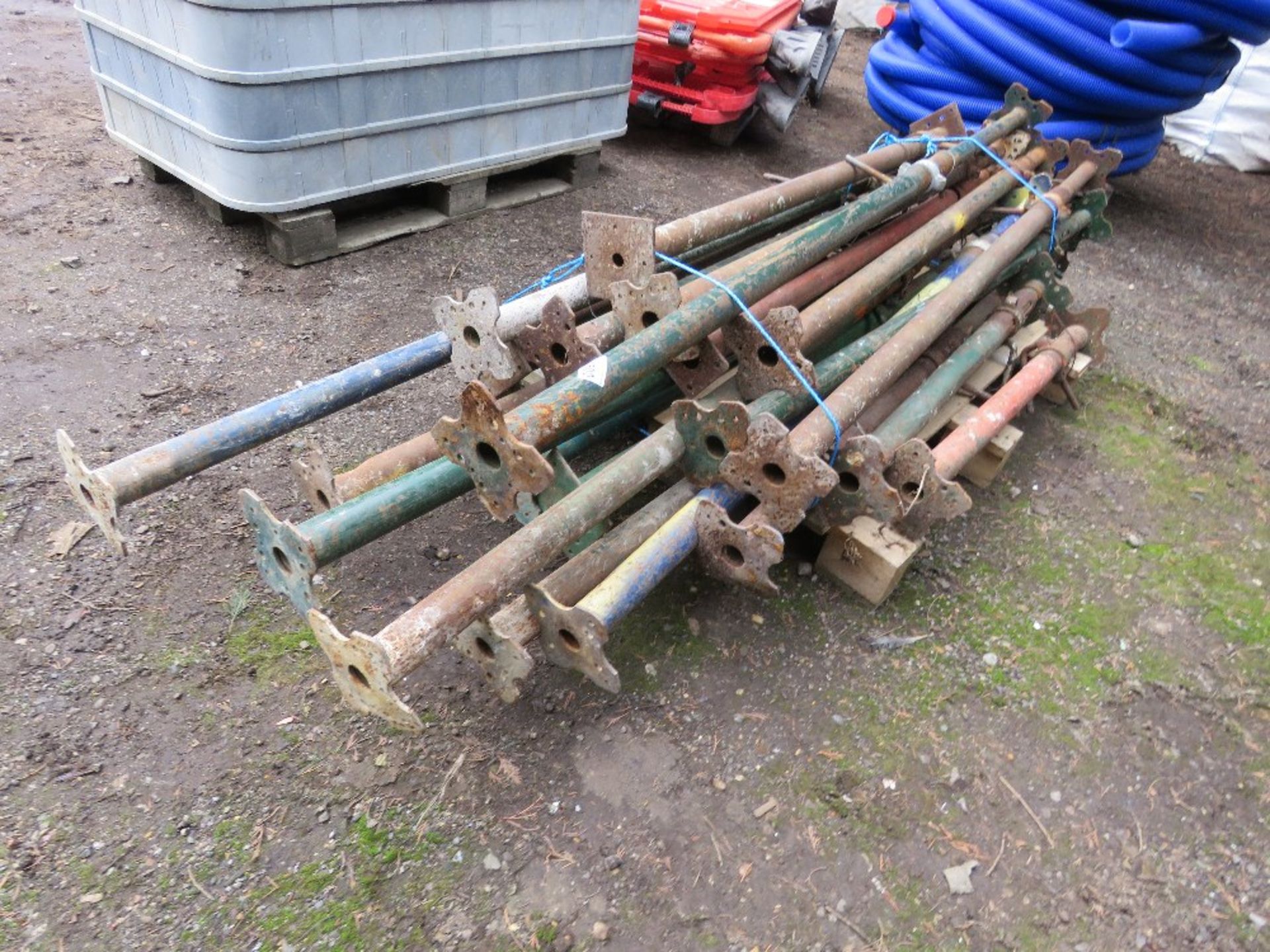 PALLET CONTAINING APPROXIMATELY 23NO ACROW TYPE SUPPORT PROPS. DIRECT FROM COMPANY LIQUIDATION. - Image 3 of 6