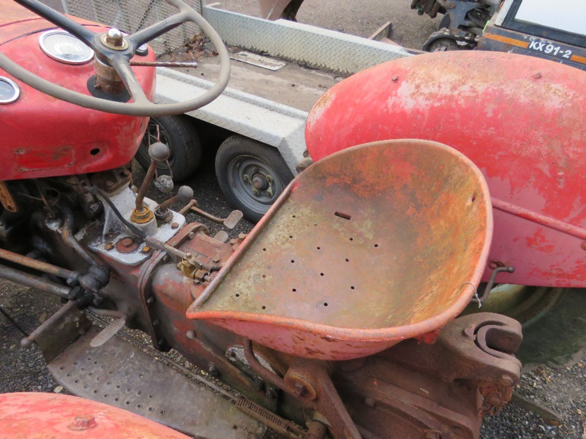 MASSEY FERGUSON 35 4 CYLINDER TRACTOR. BRIEF TESTING BY PUSHING SAW THE ENGINE TURN OVER AND TRY TO - Image 5 of 7