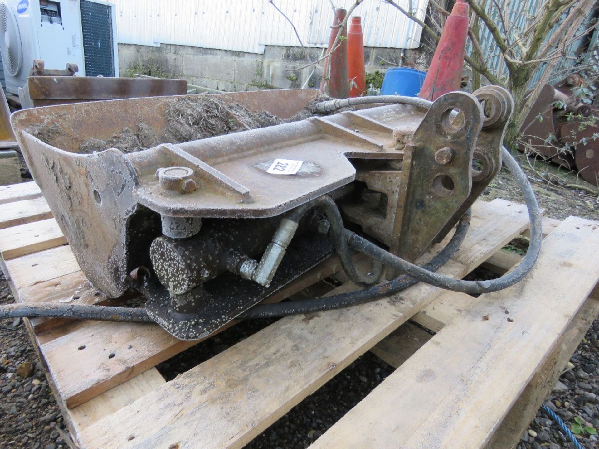 ANGLE TILT 900MM WIDE BUCKET FOR MINI DIGGER ON 30MM PINS. - Image 2 of 4