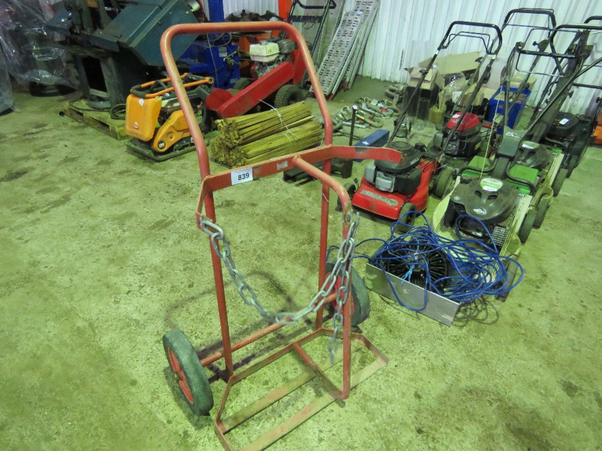 GAS BOTTLE TROLLEY WITH SAFETY CHAIN. COMPANY LIQUIDATION STOCK. THIS LOT IS SOLD UNDER THE AUCTIO