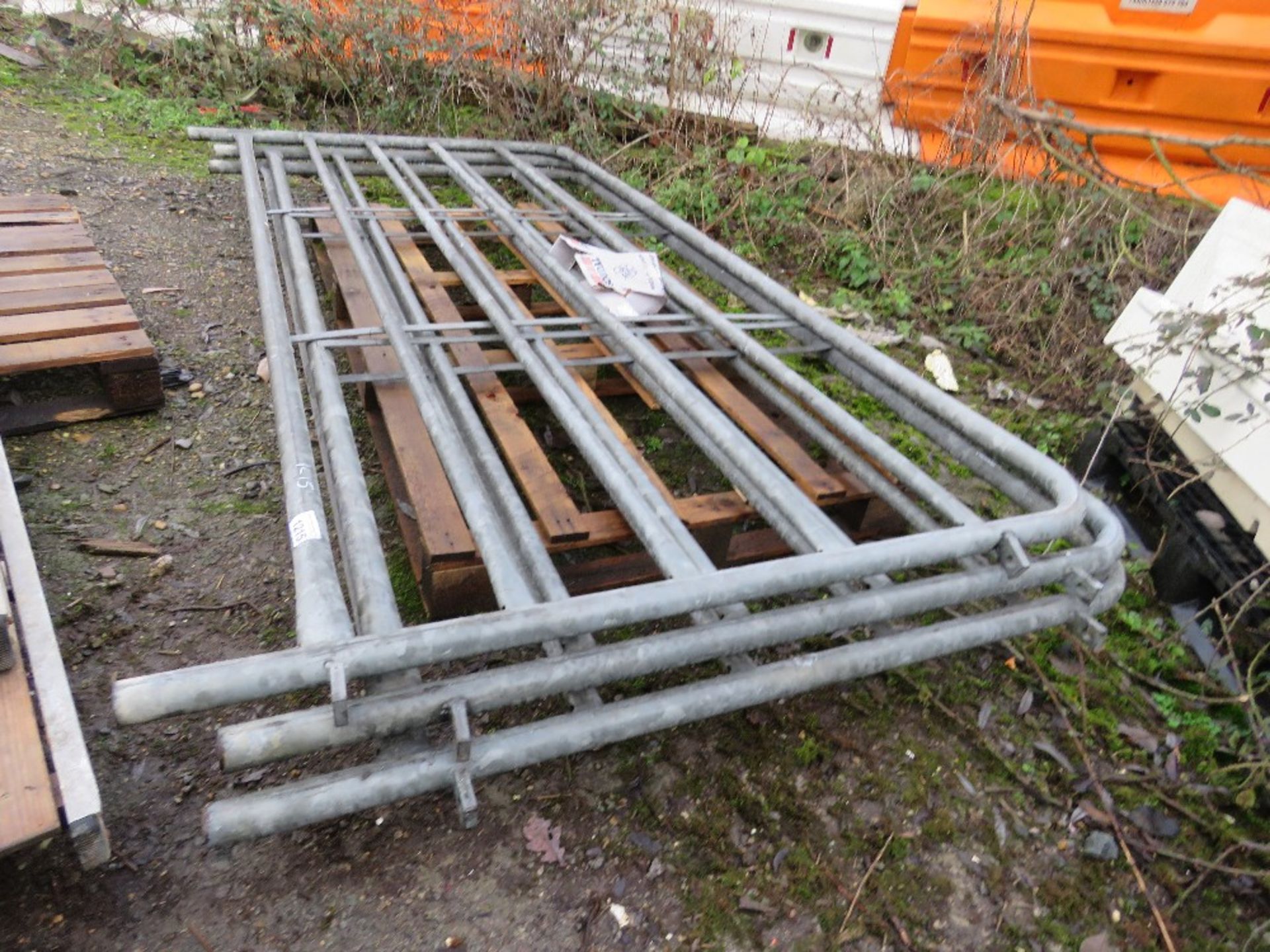 3 X HEAVY DUTY GALVANISED LIVESTOCK GATES/HURDLES 10FT LENGTH APPROX. THIS LOT IS SOLD UNDER THE - Image 2 of 2