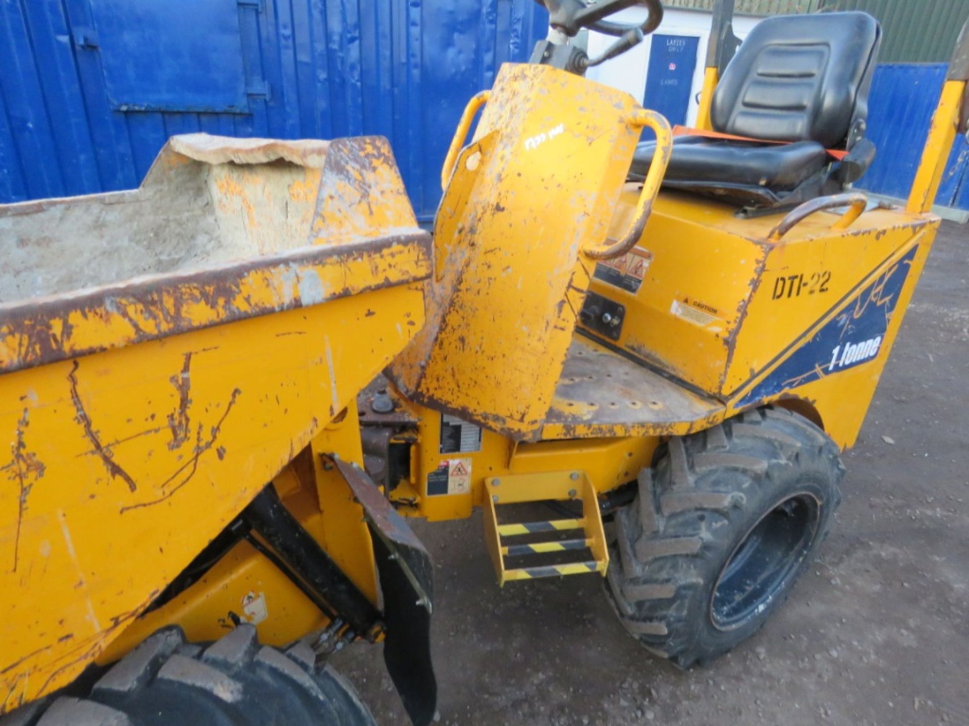 THWAITES ONE TONNE HIGH LIFT SKIP LOADING DUMPER, YEAR 2012, 1733 REC HOURS. - Image 9 of 11