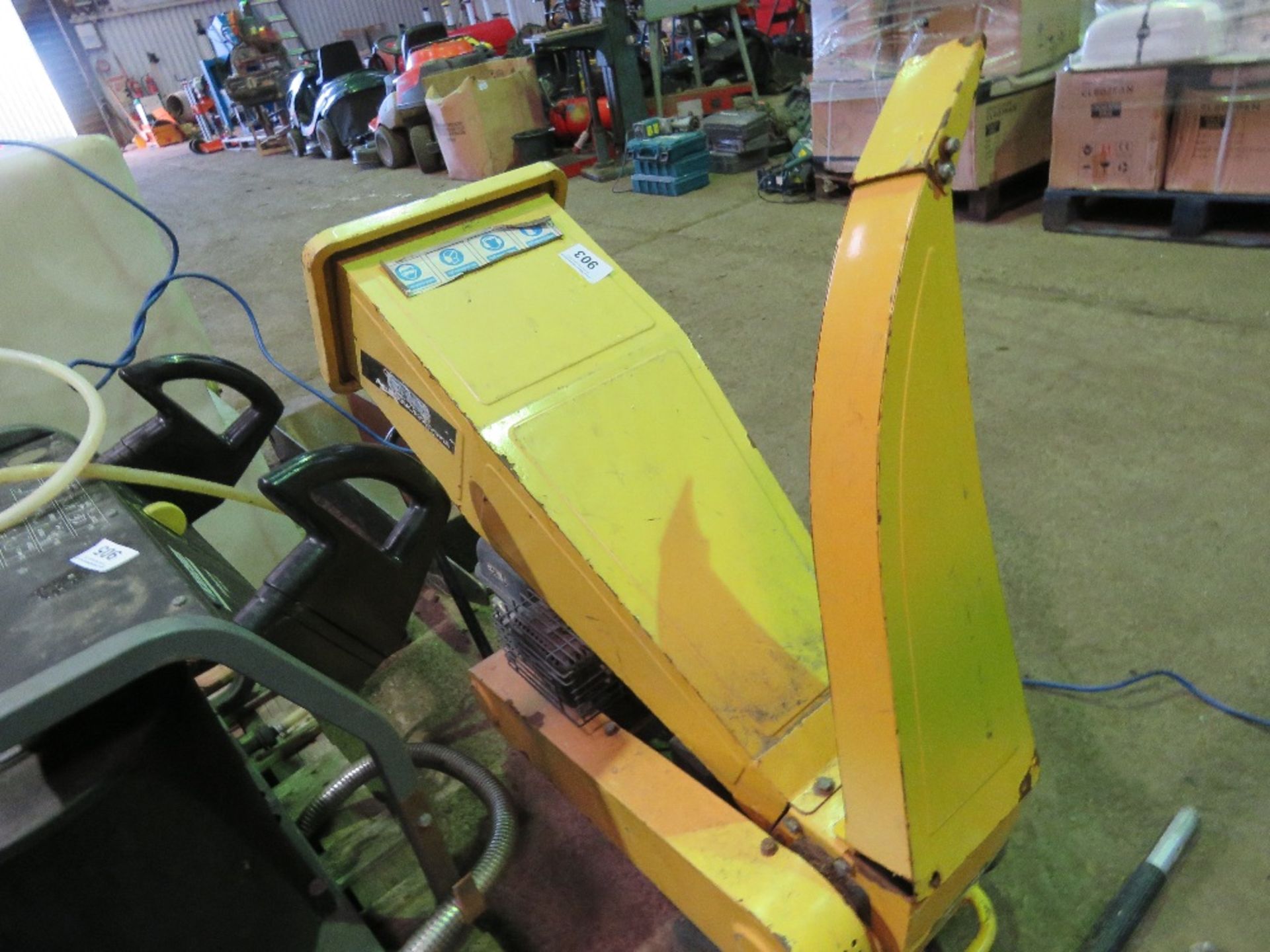 PETROL ENGINED GARDEN SHREDDER. THIS LOT IS SOLD UNDER THE AUCTIONEERS MARGIN SCHEME, THEREFORE NO - Image 3 of 3