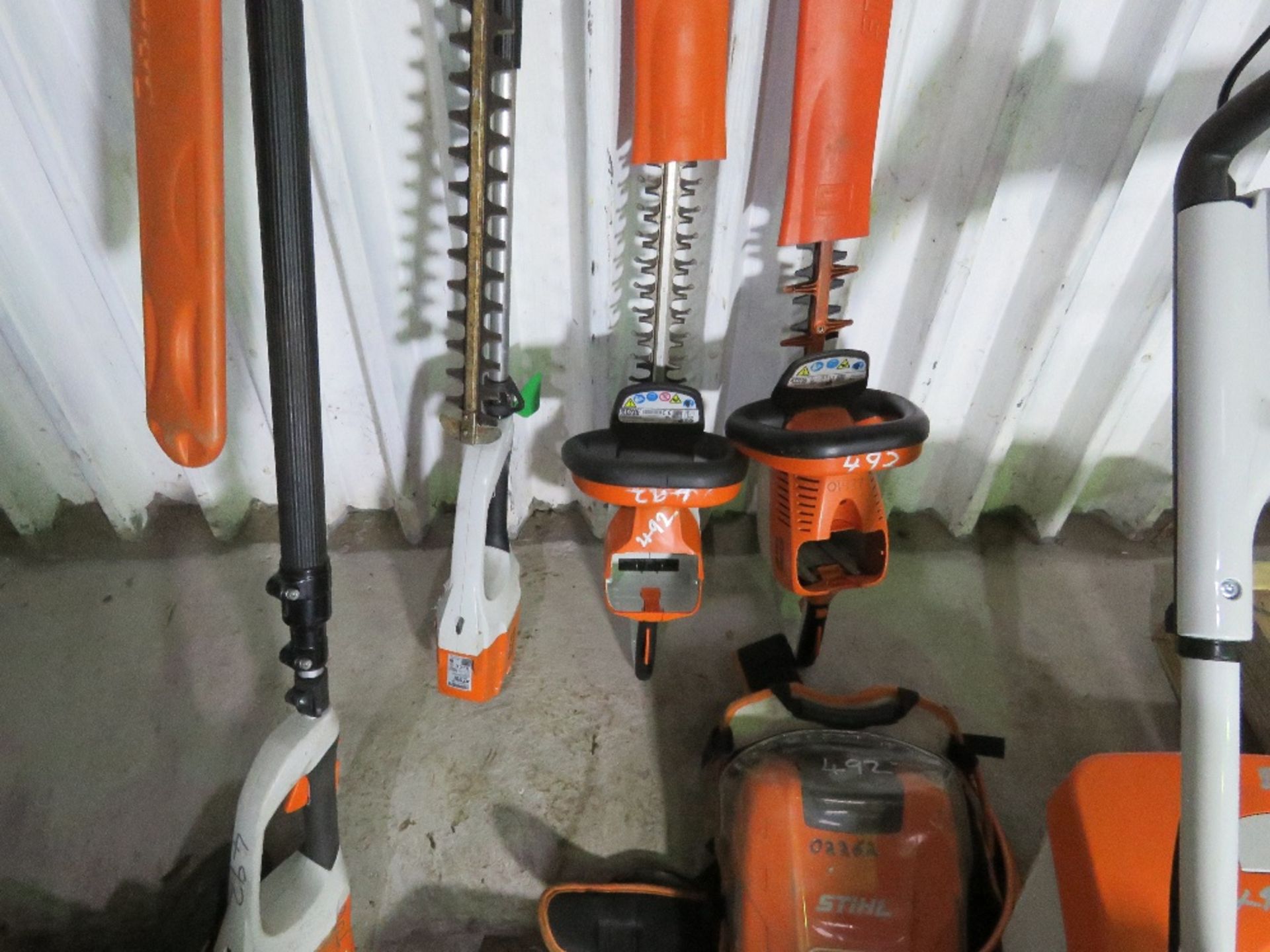 COMPREHENSIVE SET OF 5NO STIHL BATTERY LANDSCAPE MAINTENANCE TOOLS: LONG REACH HEDGE CUTTER, TELESCO - Image 7 of 10