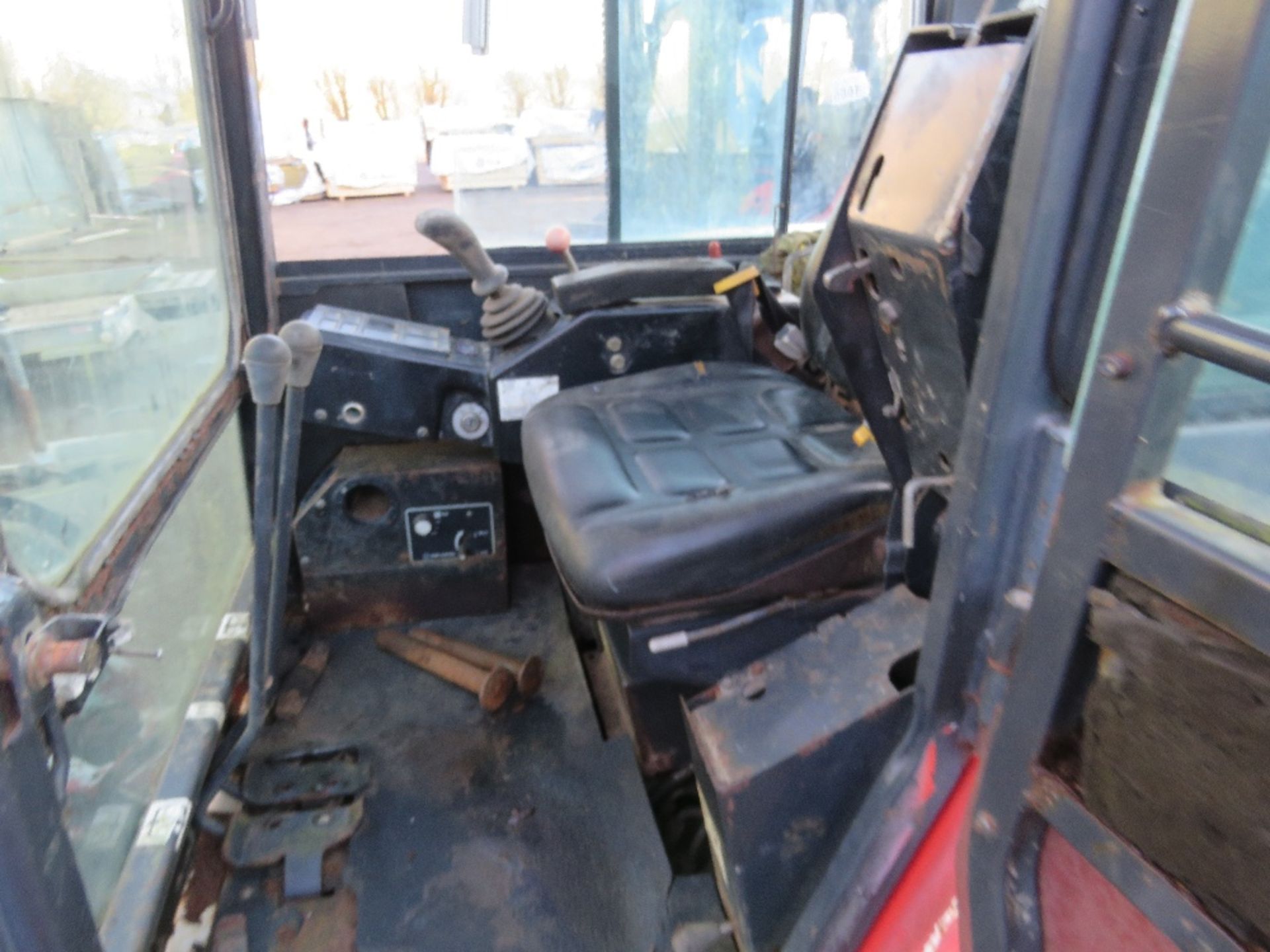 BOBCAT X320 RUBBER TRACKED EXCAVATOR. 3336 REC HOURS. ONE BUCKET. SOLD AS REQUIRING ATTENTION/NON RU - Image 7 of 9