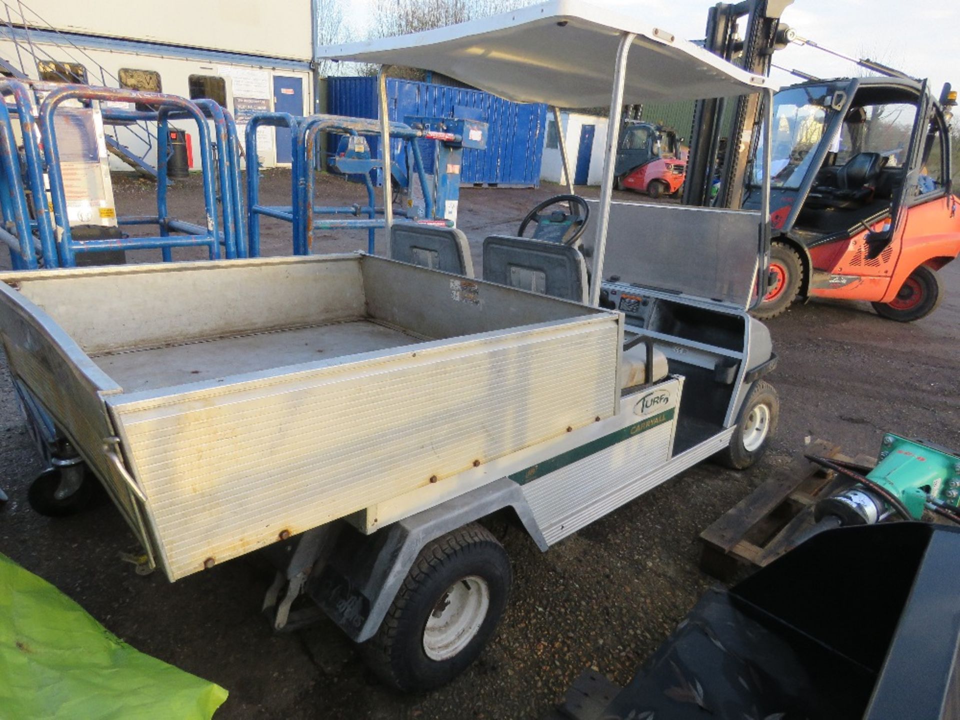 CLUBCAR CARRYALL TURF 2 PETROL ENGINED UTILITY TRUCK. WHEN TESTED WAS SEEN TO DRIVE, STEER AND BRAKE - Image 3 of 11