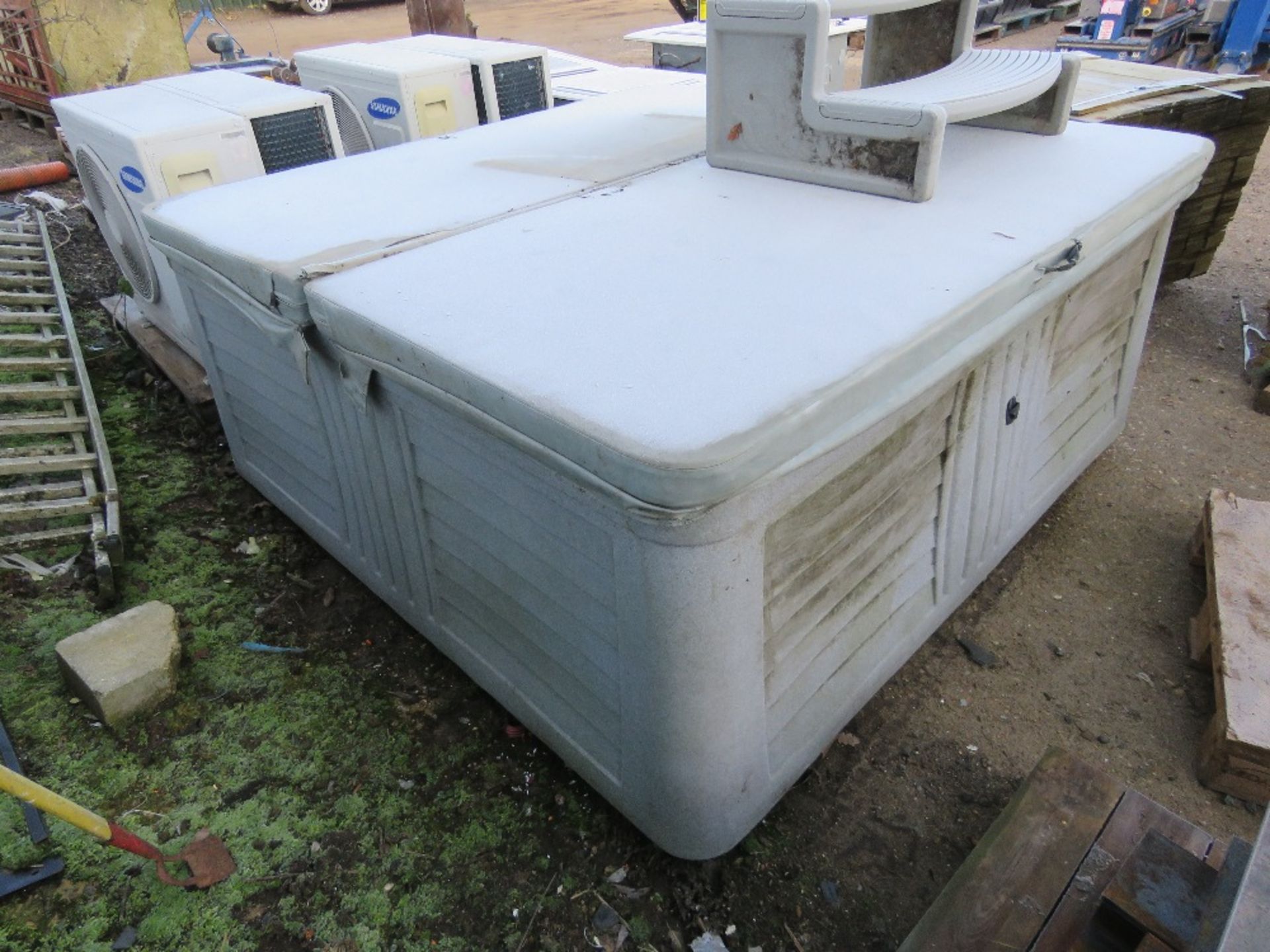HARD SHELL HOT TUB JACUZZI UNIT WITH COVER AND STEPS. 6FT SQUARE APPROX. THIS LOT IS SOLD UNDER T - Image 5 of 6