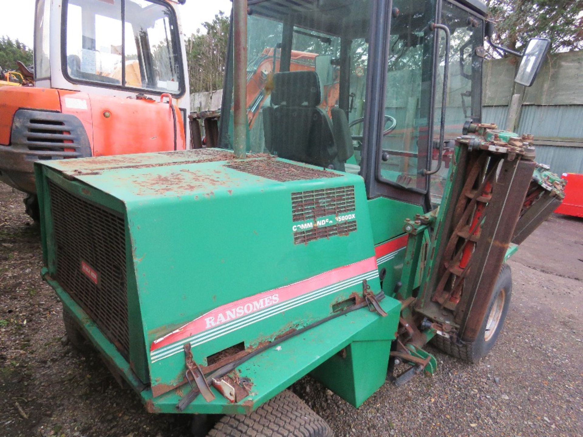 RANSOMES COMMANDER 3500DX 5 GANG MOWER, 4WD, 3138 REC HOURS. KUBOTA ENGINE. WHEN TESTED WAS SEEN TO - Image 4 of 10