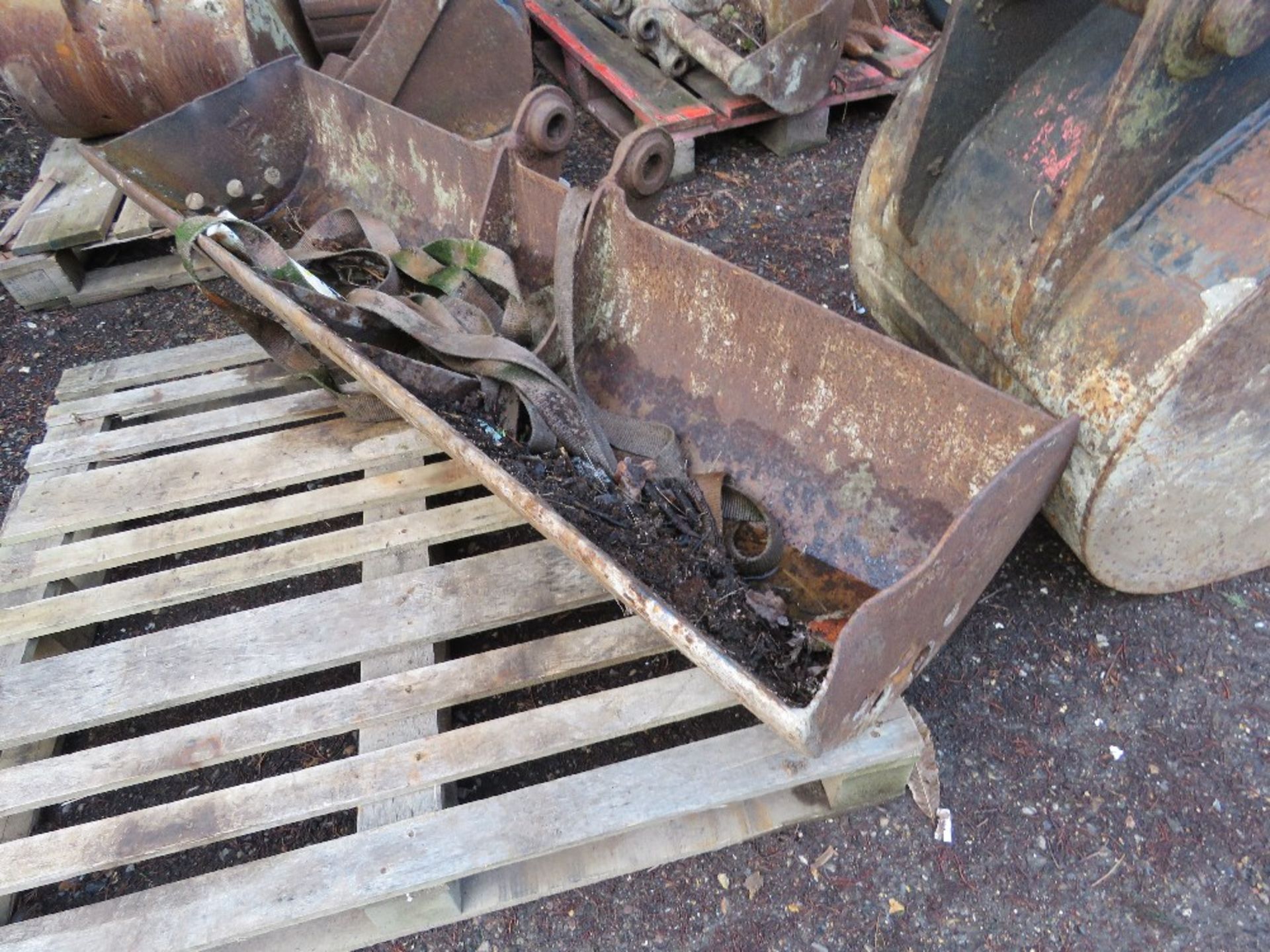 CAT 5FT WIDTH GRADING BUCKET ON 40MM PINS. THIS LOT IS SOLD UNDER THE AUCTIONEERS MARGIN SCHEME,
