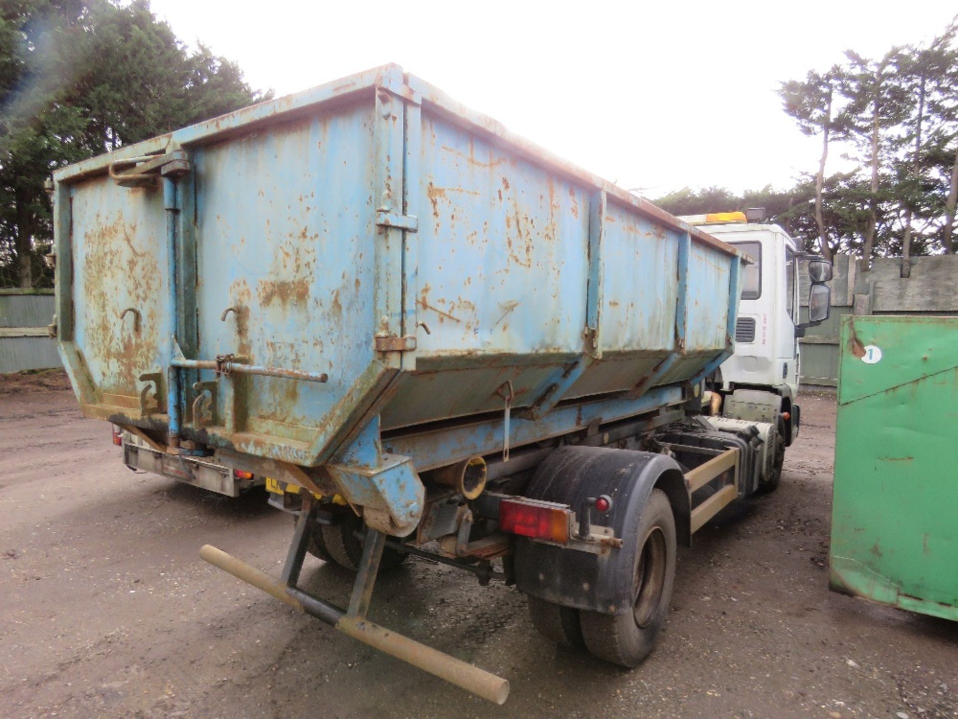 IVECO 75E18 EUROCARGO HL5 HOOK LOADER LORRY REG:LK08 BXJ WITH V5. MANUAL GEARBOX. 230,287 REC MILES. - Image 4 of 12