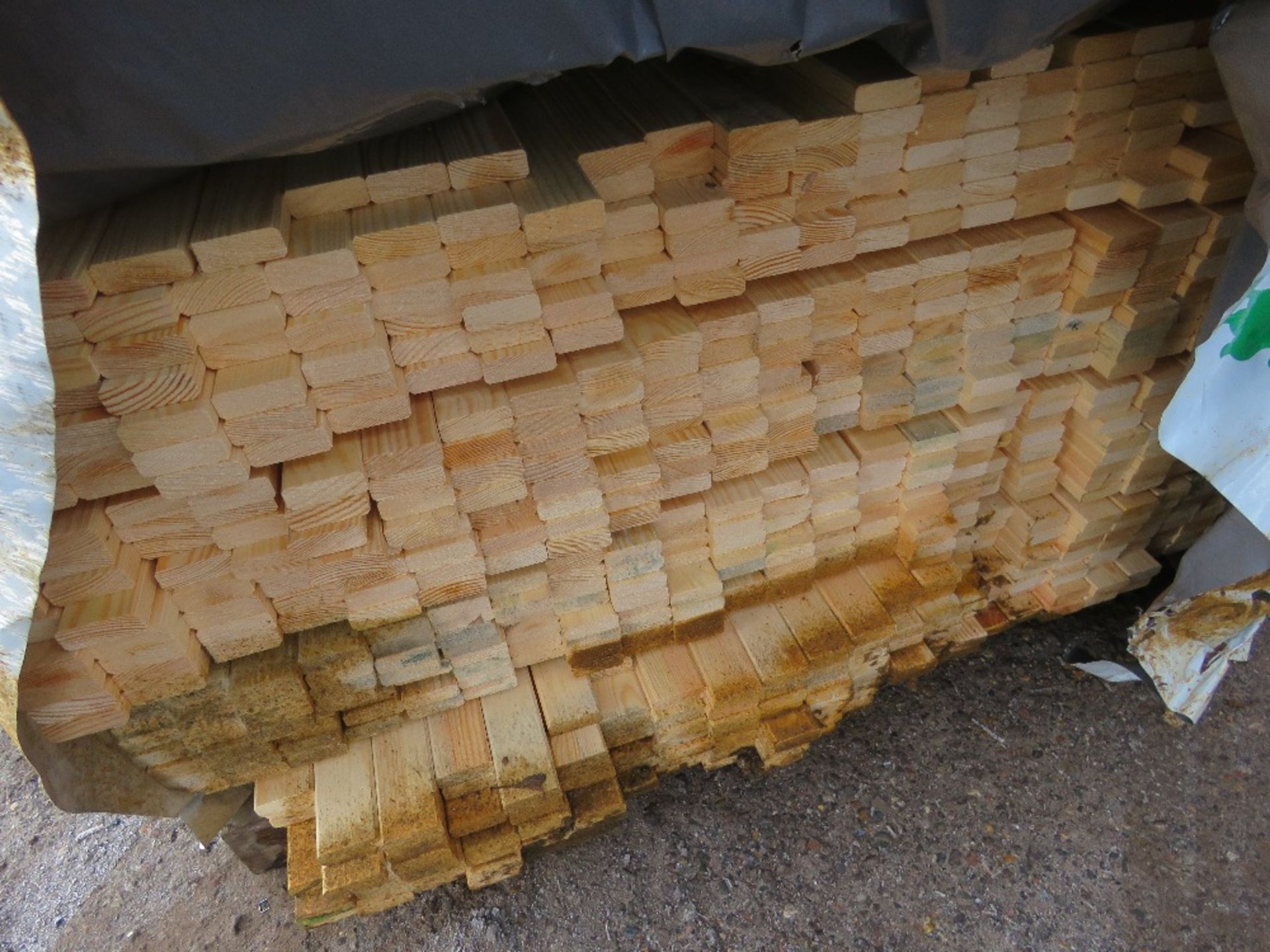 2 X PACKS OF UNTREATED VENETIAN PALE FENCE CLADDING TIMBER SLATS: 1.75M AND 1.47M LENGTH X 45MM WID - Image 4 of 5