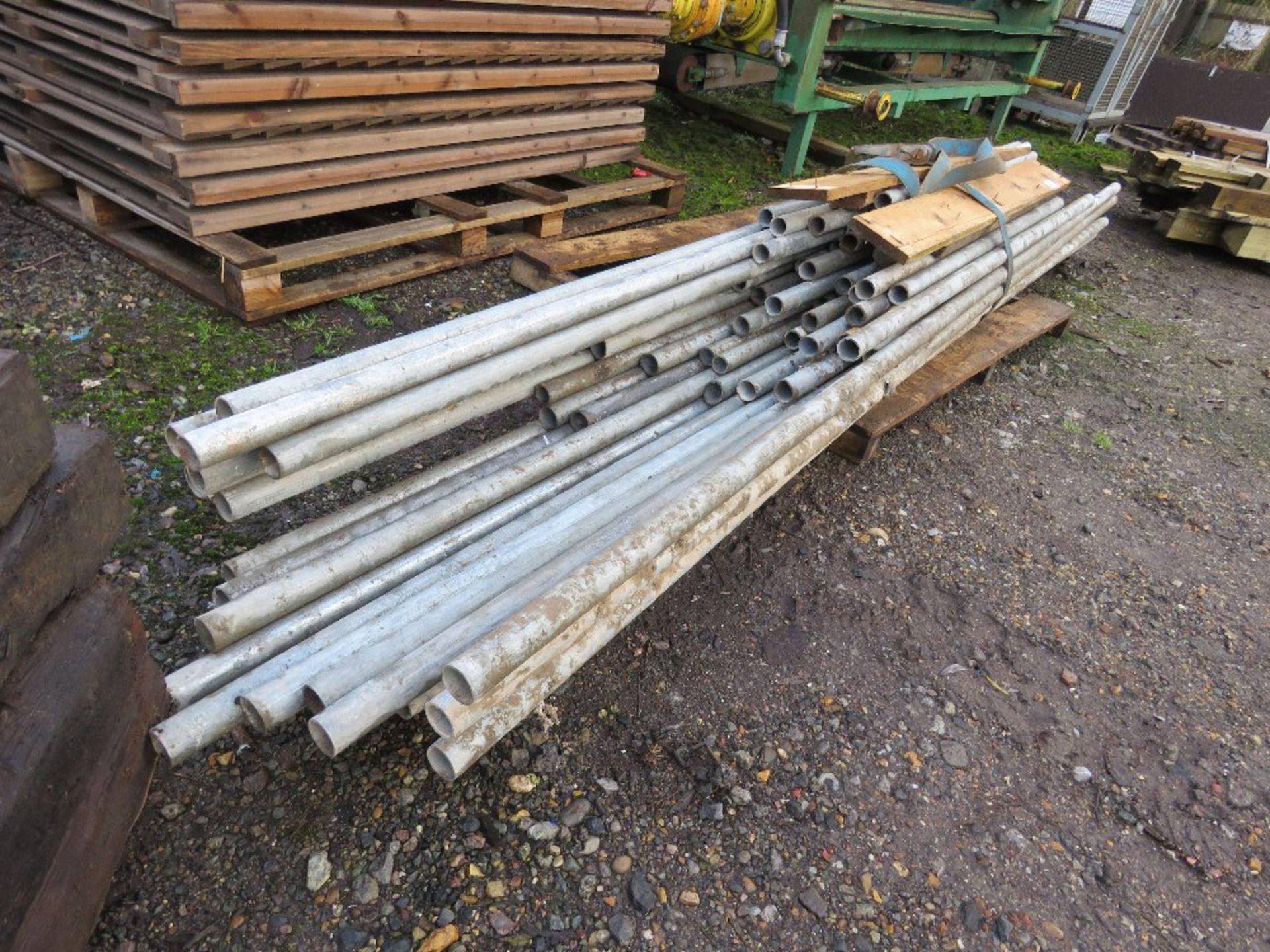 BUNDLE OF SCAFFOLD TUBES 5-13FT LENGTH APPROX. THIS LOT IS SOLD UNDER THE AUCTIONEERS MARGIN SCHE - Image 2 of 2
