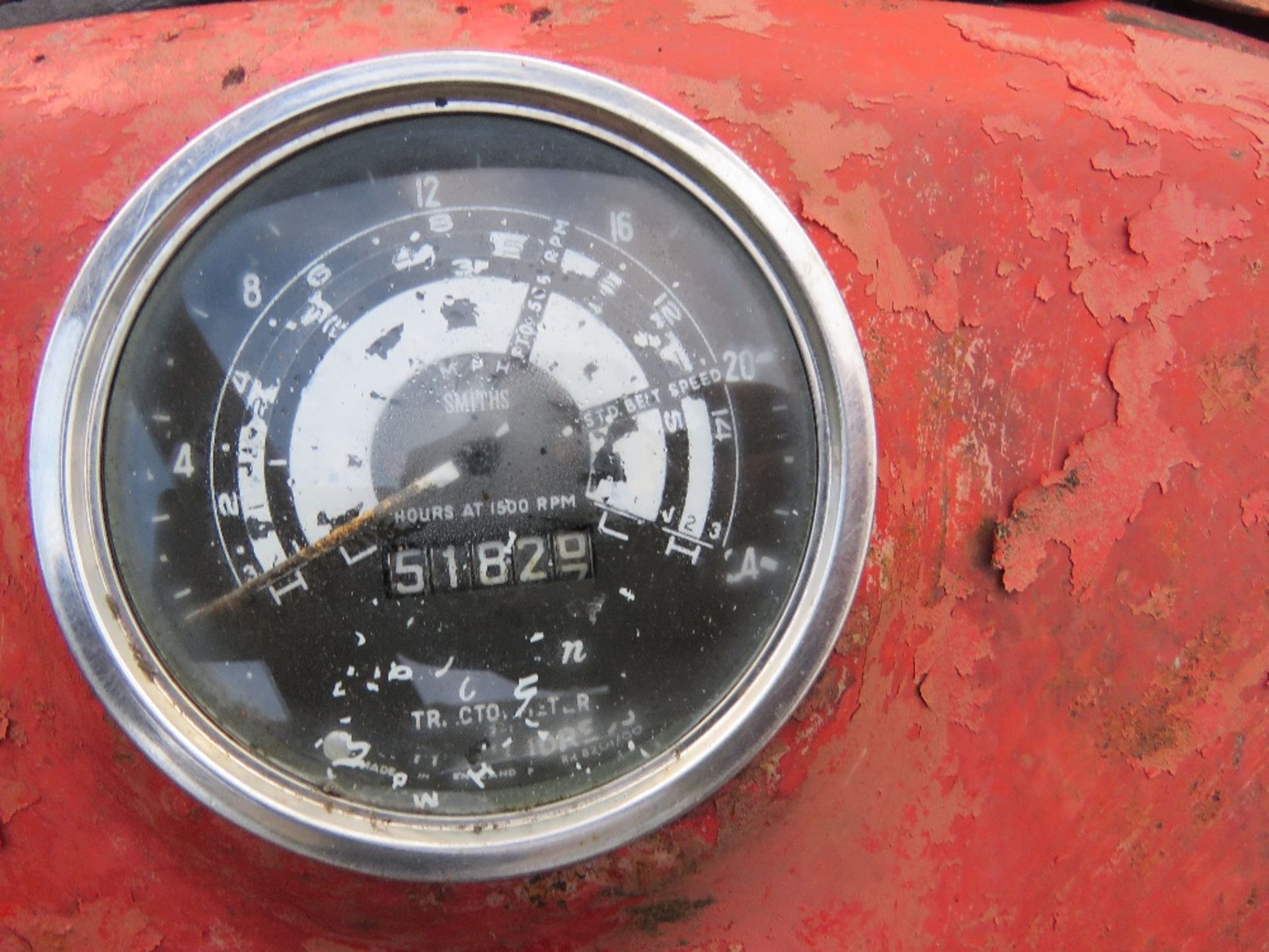 MASSEY FERGUSON 35 4 CYLINDER TRACTOR. BRIEF TESTING BY PUSHING SAW THE ENGINE TURN OVER AND TRY TO - Image 6 of 7