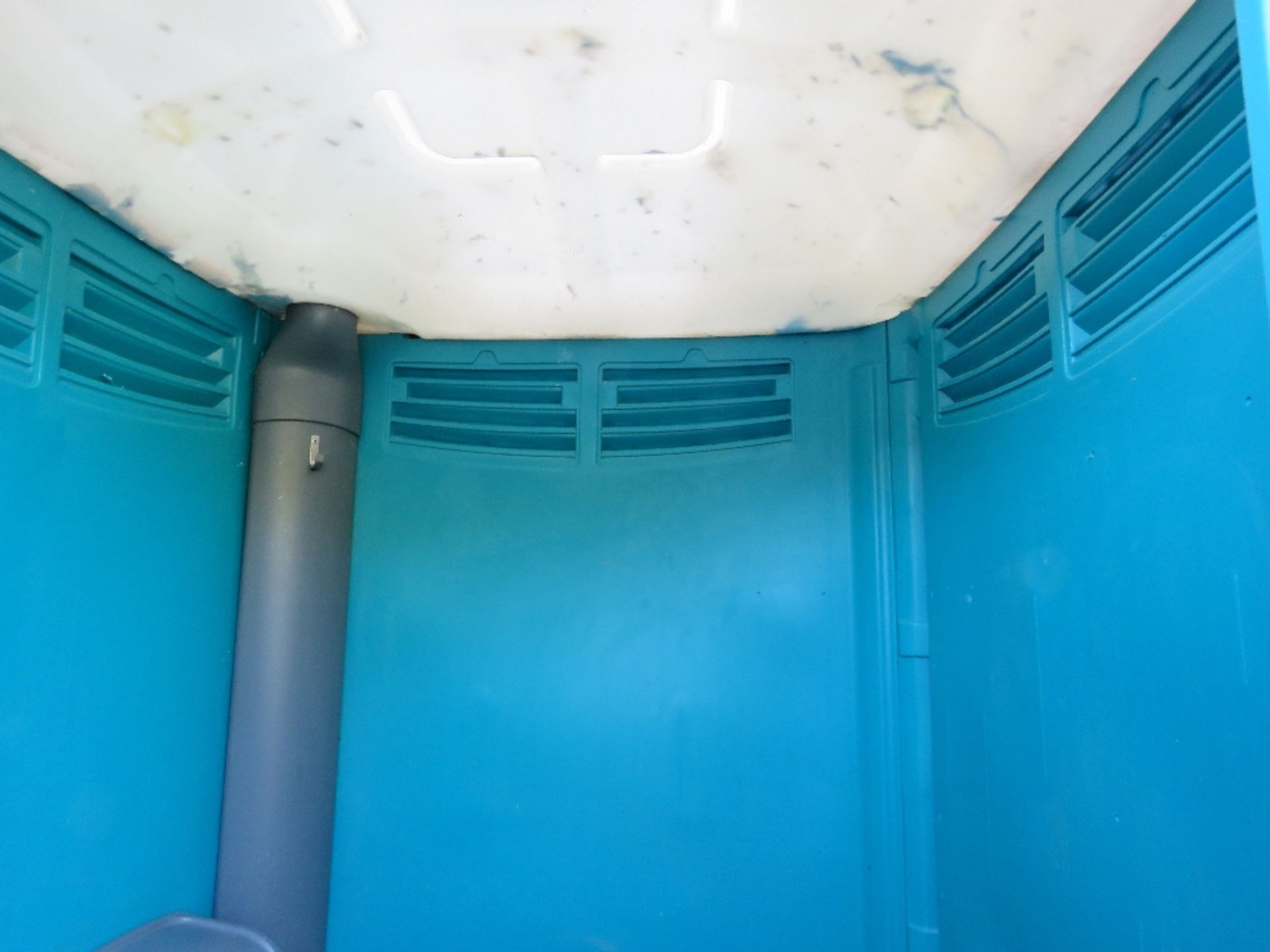 PORTABLE SITE TOILET WITH WASHBASIN . CLEANED AND BLUE DETERGENT ADDED READY FOR USE. THIS LOT IS - Image 3 of 3