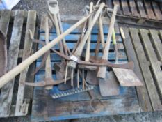 PALLET OF HAND TOOLS: SPADES, FORKS, PICKS ETC. THIS LOT IS SOLD UNDER THE AUCTIONEERS MARGIN SCH