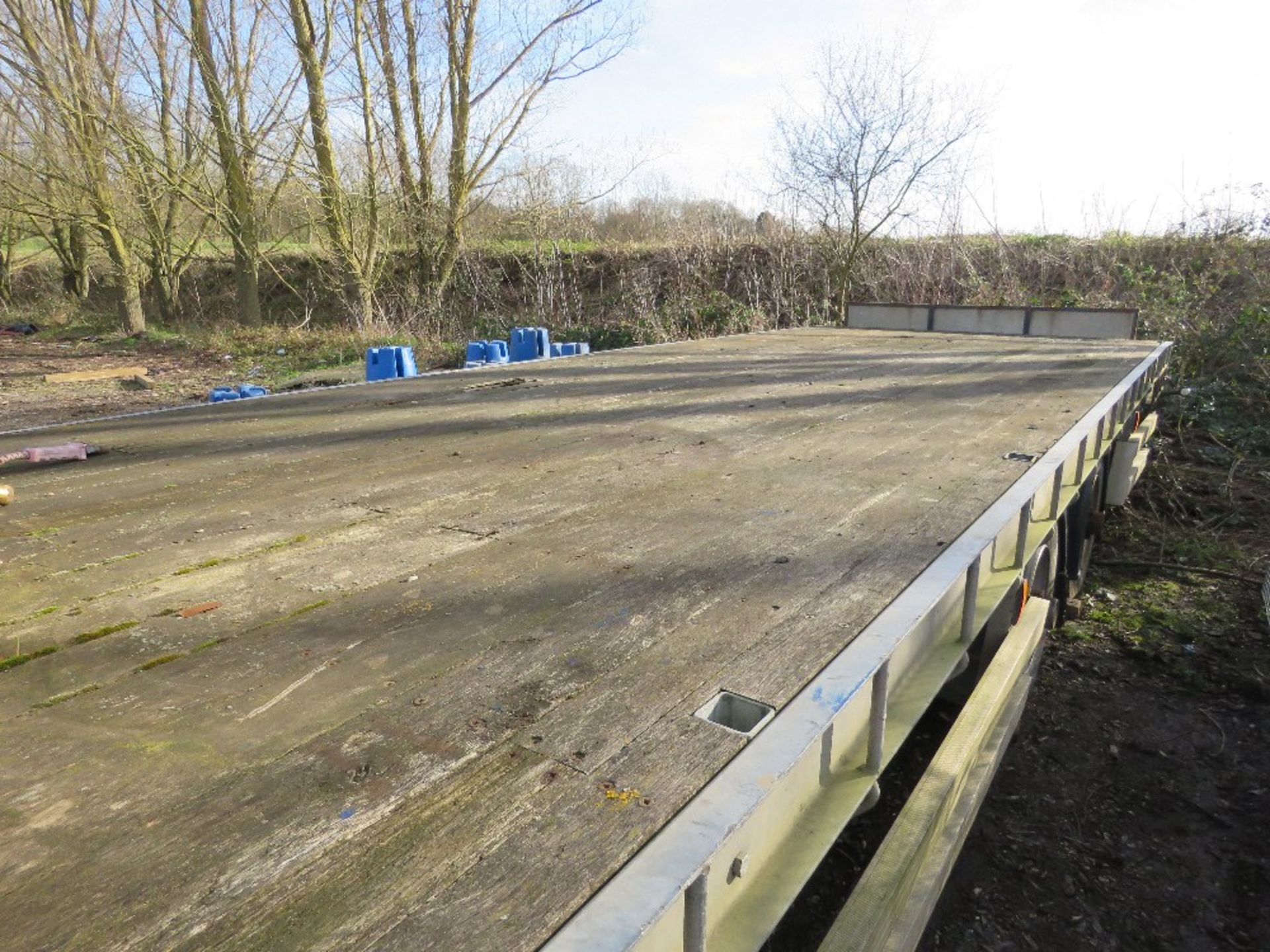 TWIN AXLED FLAT BED DRAWBAR TRAILER. 22FT BED WITH SAFETY ANTI FALL DROP IN SIDE POSTS. 2.55M WIDE. - Image 5 of 17