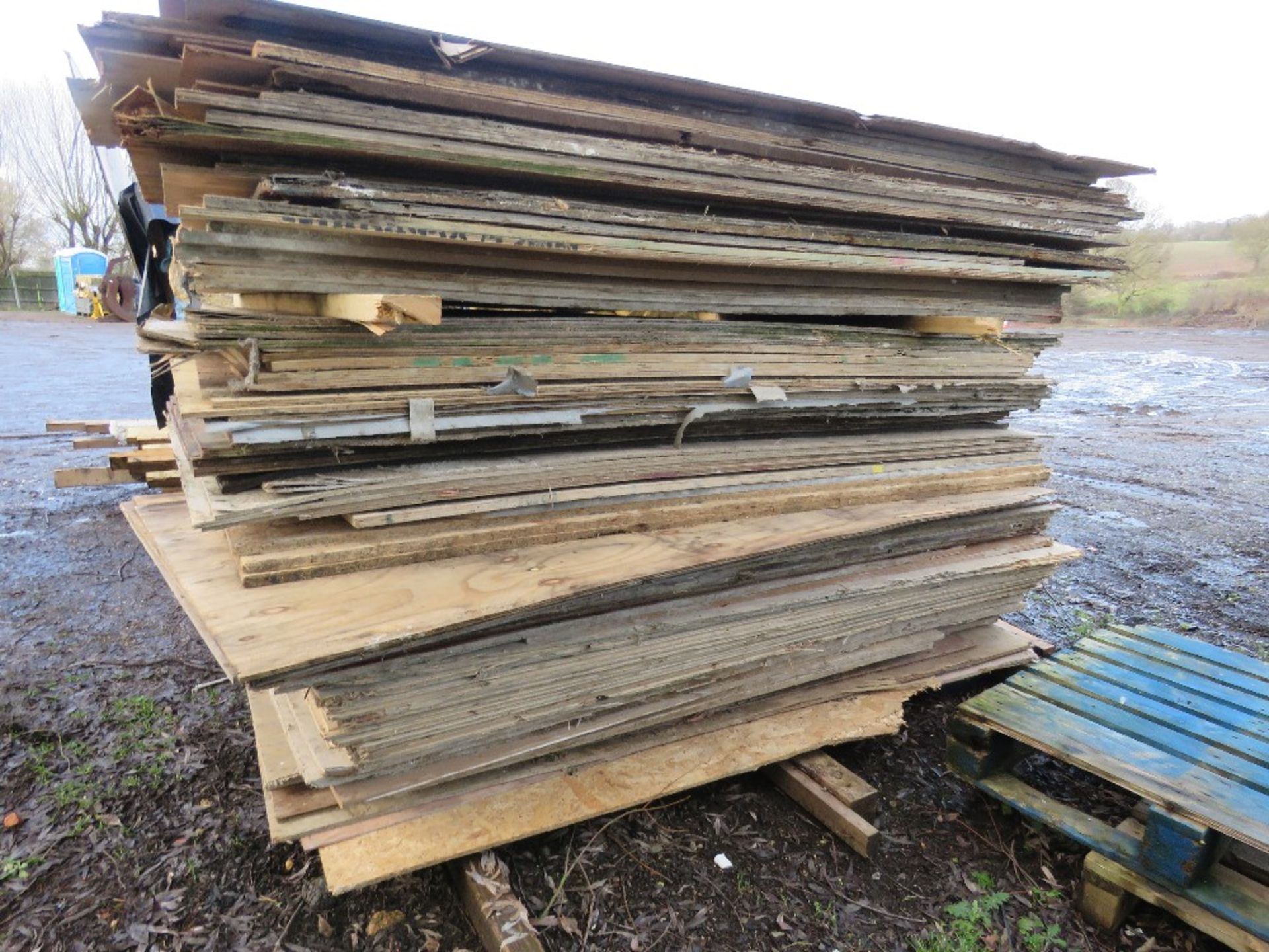 STACK OF PRE USED PLYWOOD AND OTHER SHEETS, 80NO APPROX, PLUS SOME HALF SHEETS. THIS LOT IS SOL - Image 3 of 5
