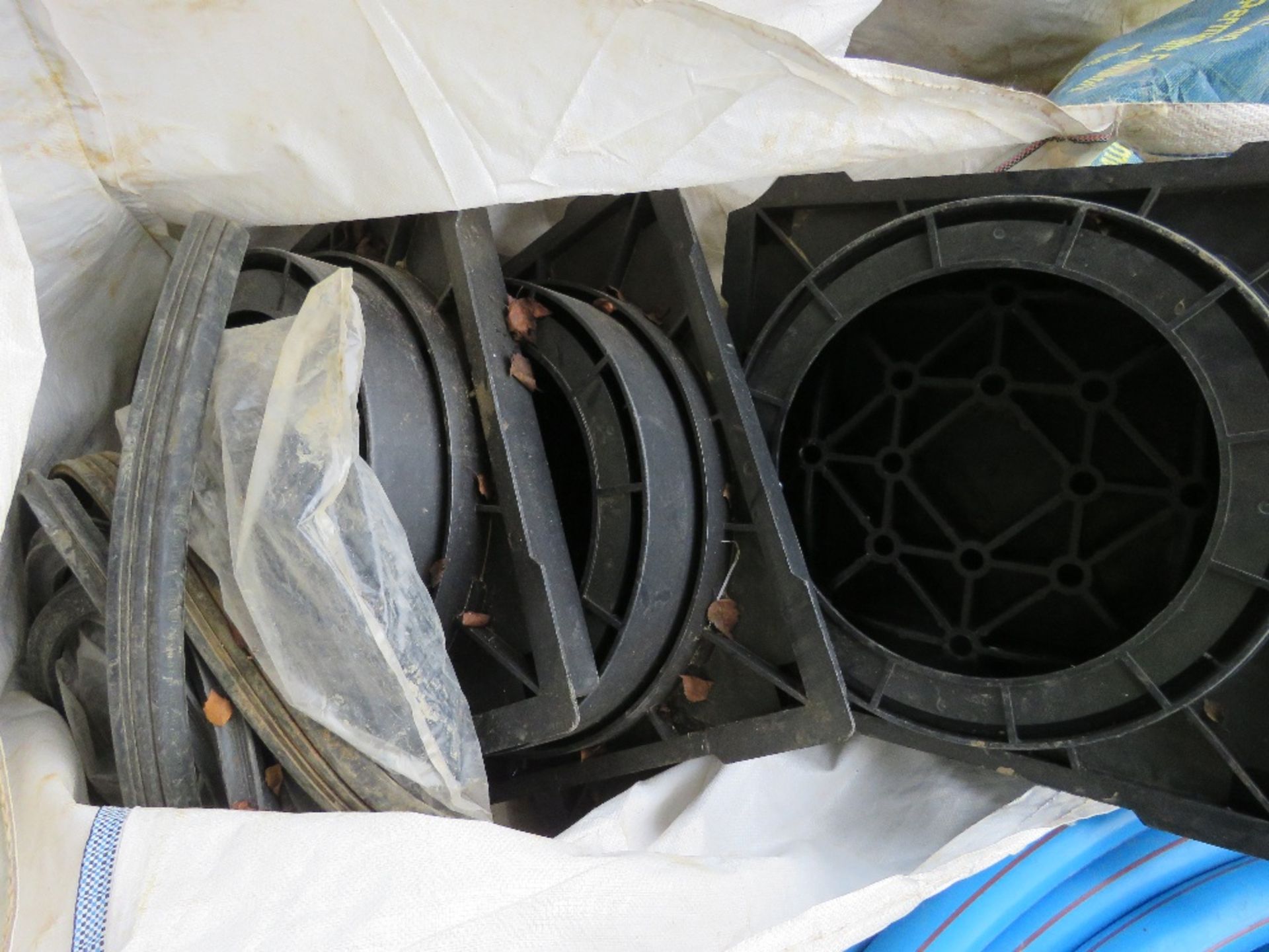 2 X BULK BAGS CONTAINING ASSORTED BLACK PLASTIC DRAINAGE FITTINGS AND MANHOLE PARTS. DIRECT FROM COM - Image 5 of 5