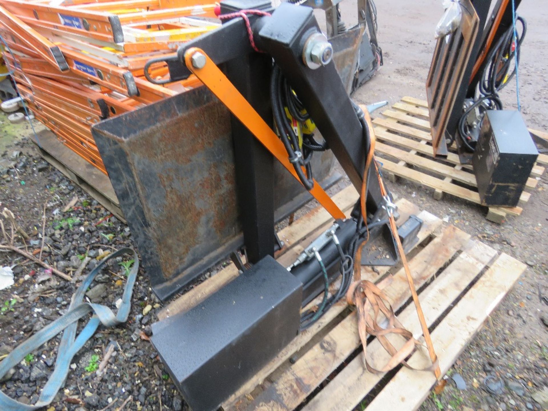 PENNY HYDRAULICS HYDRAULIC VAN MOUNTED LIFT FOR COMPACTION PLATE ETC, 250KG RATED WITH A REMOTE CONT - Image 2 of 5