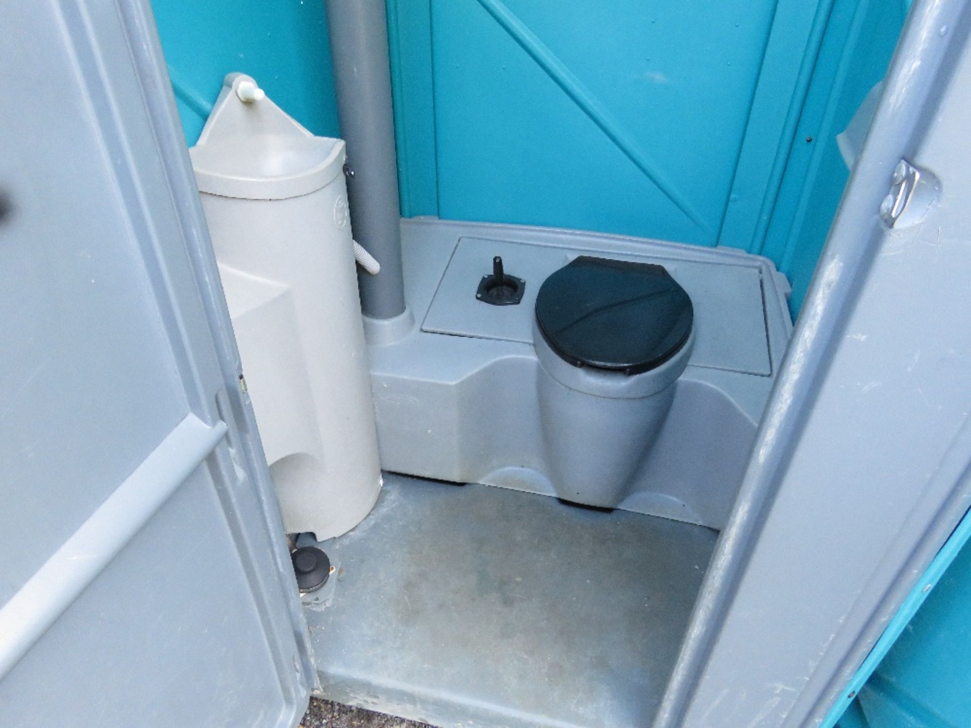 PORTABLE SITE TOILET WITH WASHBASIN. CLEANED AND BLUE DETERGENT ADDED READY FOR USE. THIS LOT IS - Image 2 of 3