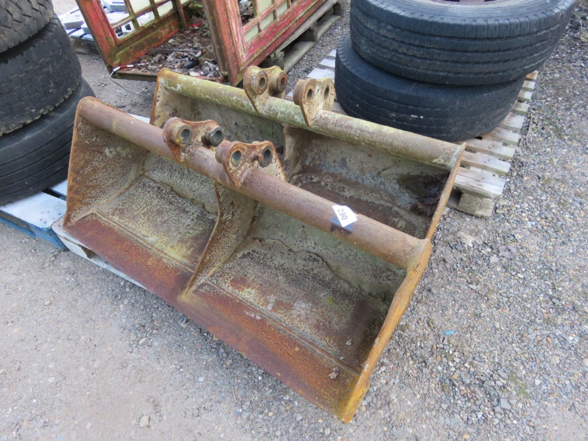 2 X EXCAVATOR GRADING BUCKETS FOR REPAIR.