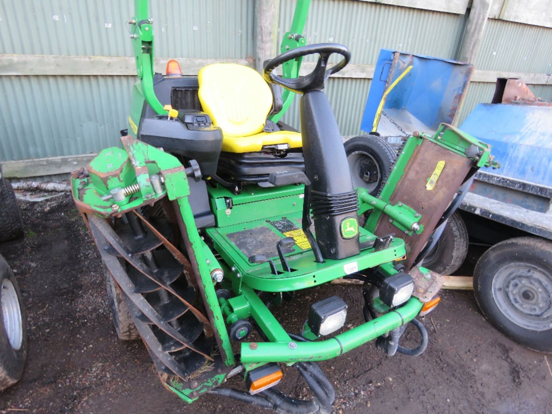 JOHN DEERE 8400 COMMERCIAL TRIPLE RIDE ON CYLINDER MOWER, 2927 REC HOURS. REG: OU13 BBN (LOG BOOK TO