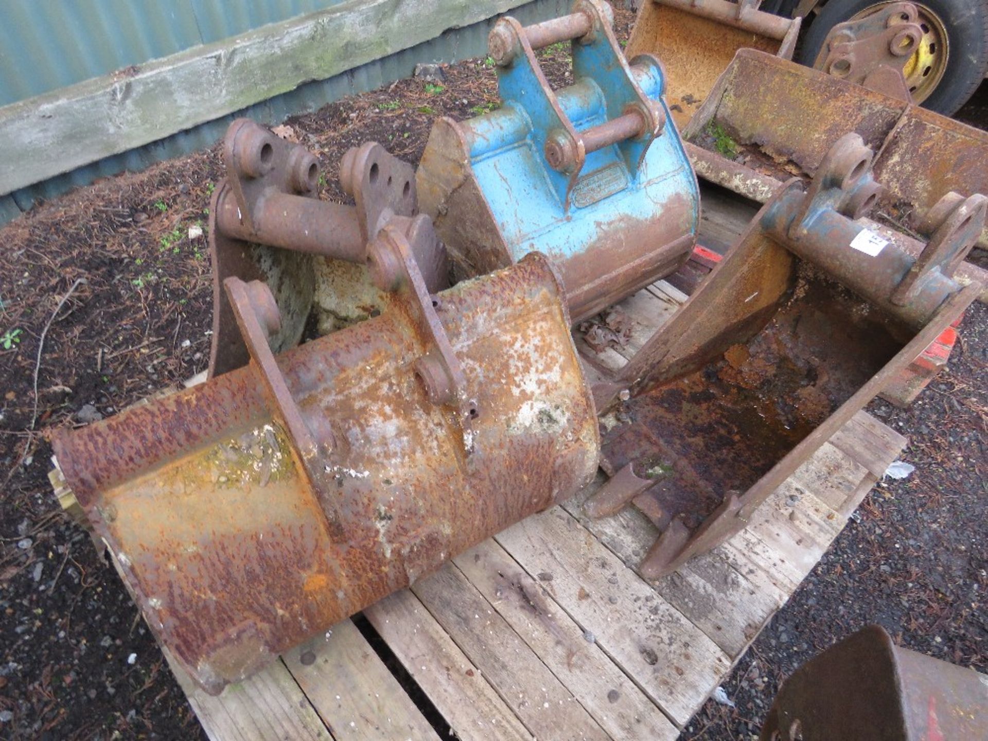 PALLET OF 4 X ASSORTED MINI EXCAVATOR BUCKETS, 30 & 35MM PINS. THIS LOT IS SOLD UNDER THE AUCTION - Image 3 of 3