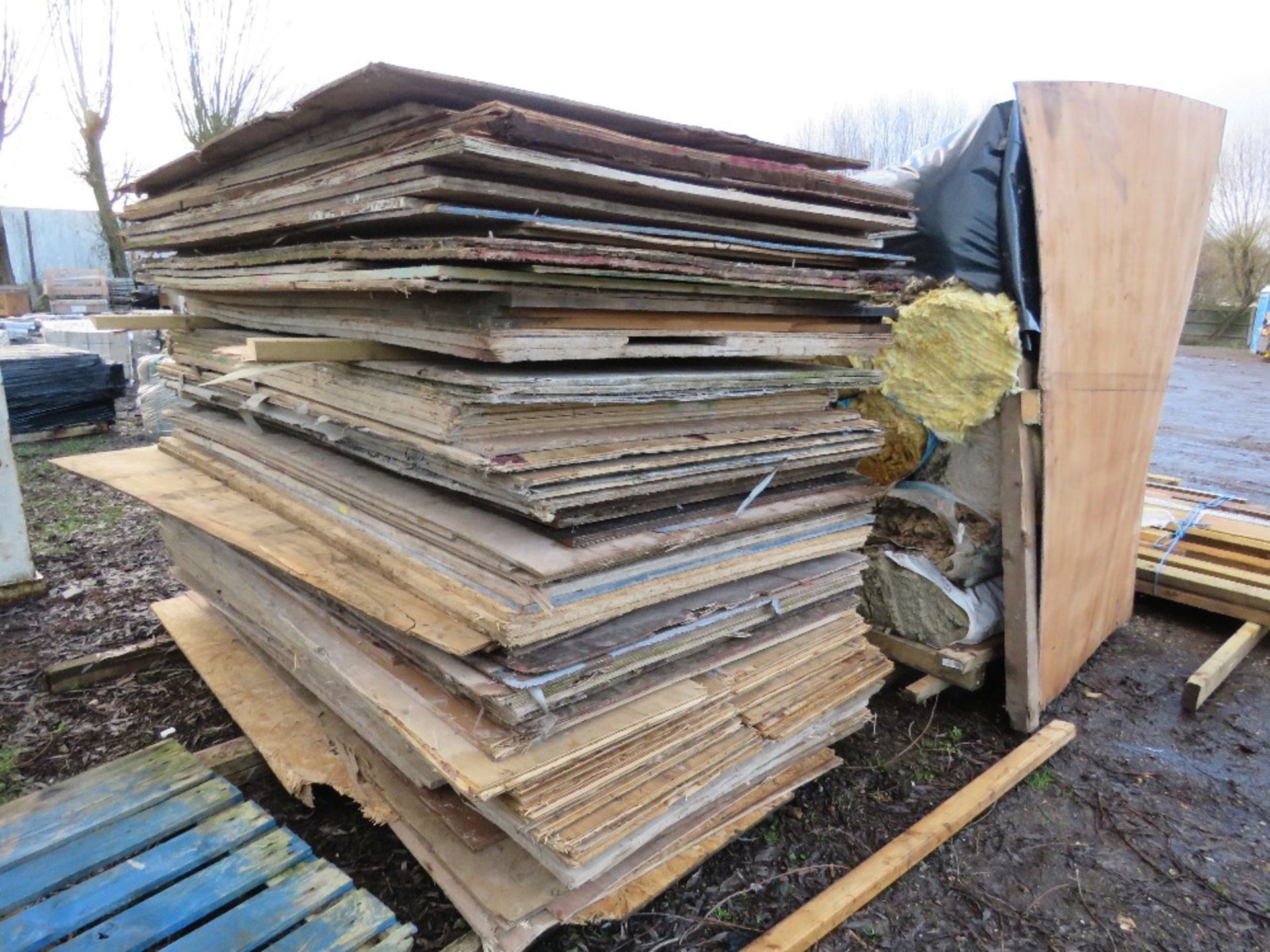 STACK OF PRE USED PLYWOOD AND OTHER SHEETS, 80NO APPROX, PLUS SOME HALF SHEETS. THIS LOT IS SOL - Image 4 of 5