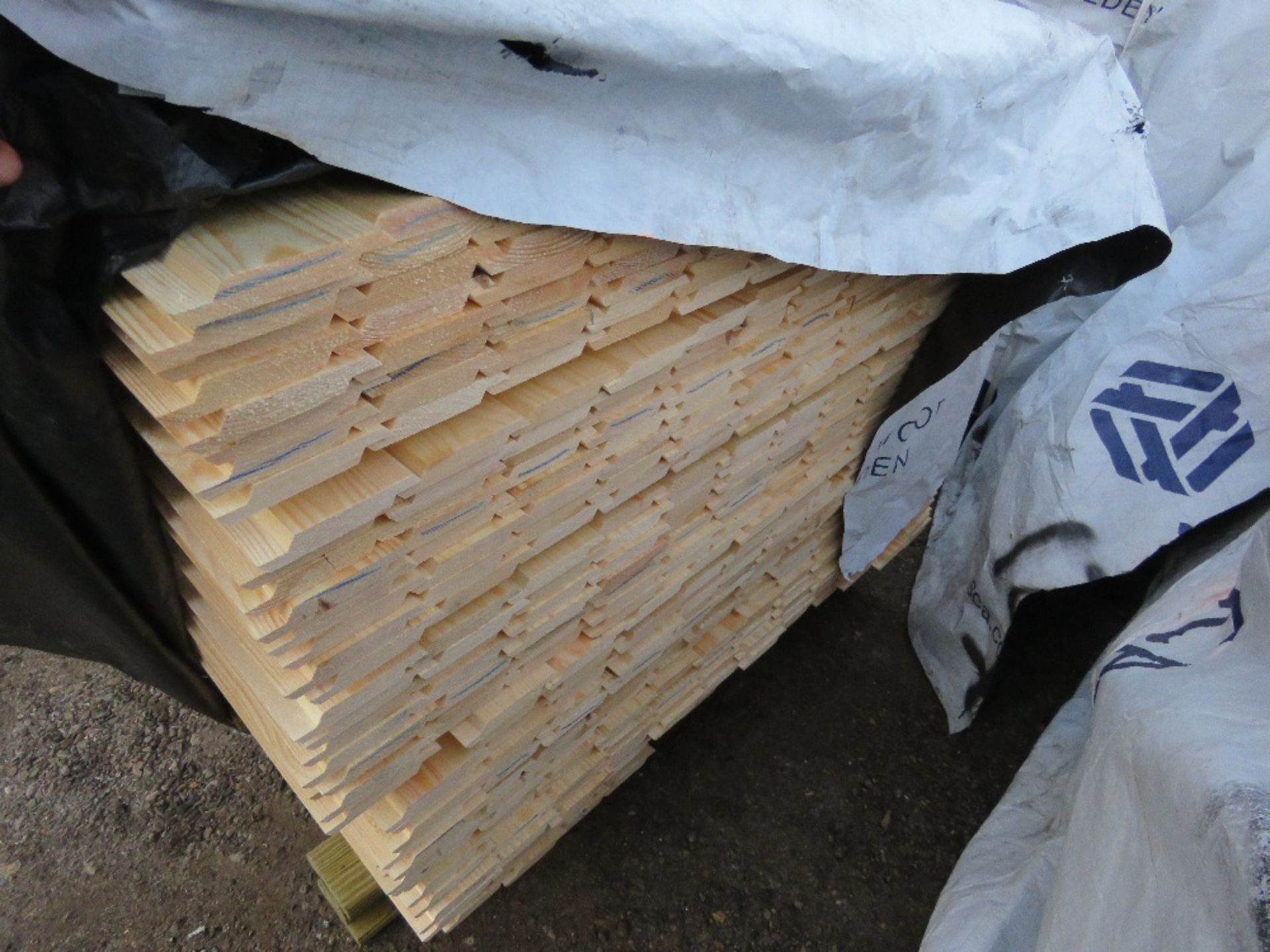 EXTRA LARGE PACK OF UNTREATED SHIPLAP FENCE CLADDING TIMBER BOARDS: 1.55M LENGTH X 100MM WIDTH APPRO - Image 2 of 3